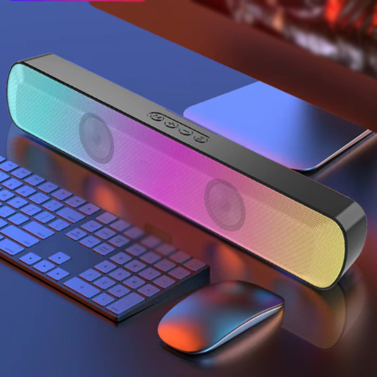 Soundbar mit bunten Lichtern auf einem Schreibtisch mit Tastatur und Maus.