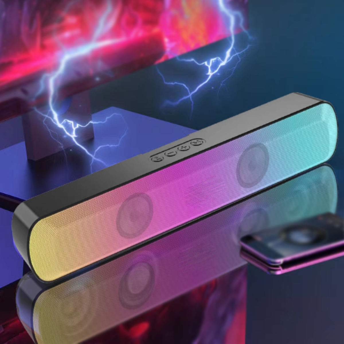 Eine Soundbar mit Regenbogenlichtern auf einer reflektierenden Oberfläche. Blitze im Hintergrund mit einem Monitor.