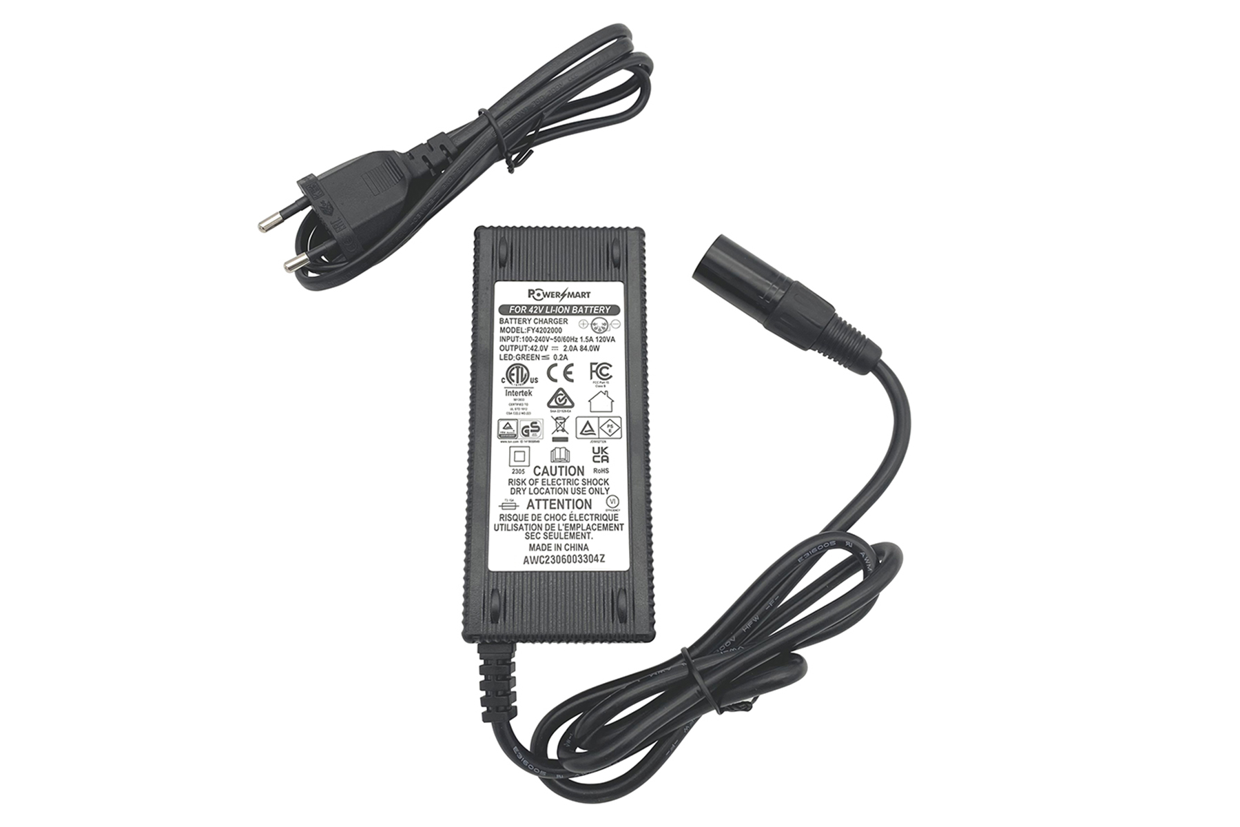 Schwarzes Batterieladegerät mit Netzkabel und Ladekabel auf weißem Hintergrund.