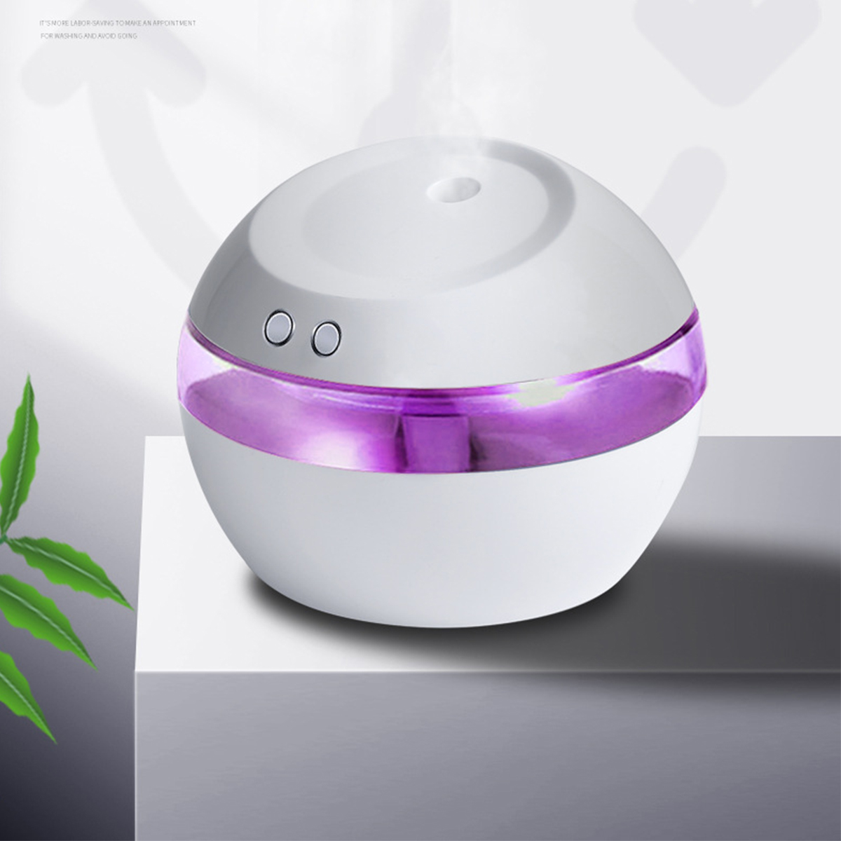 Ein weißer und lila Diffusor für ätherische Öle auf weißer Oberfläche, mit grünen Blättern.