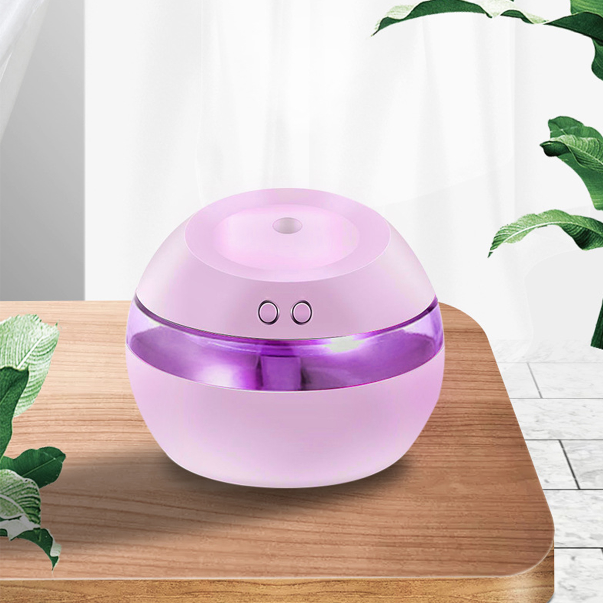 Ein kleiner rosa-violetter Luftbefeuchter auf einer Holzoberfläche, mit zwei Knöpfen.