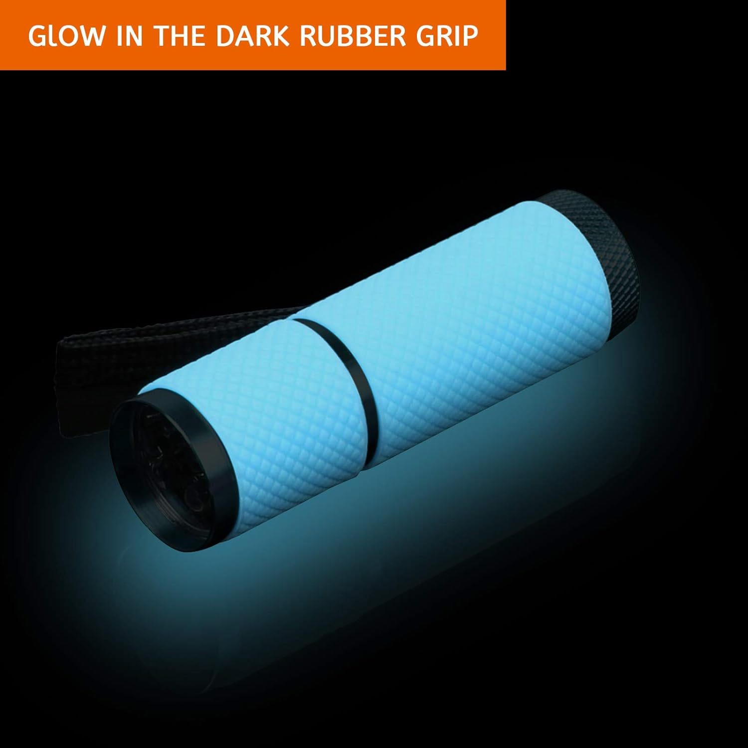 Eine blaue Taschenlampe mit schwarzem Riemen und dem Text: GLOW IN THE DARK RUBBER GRIP.