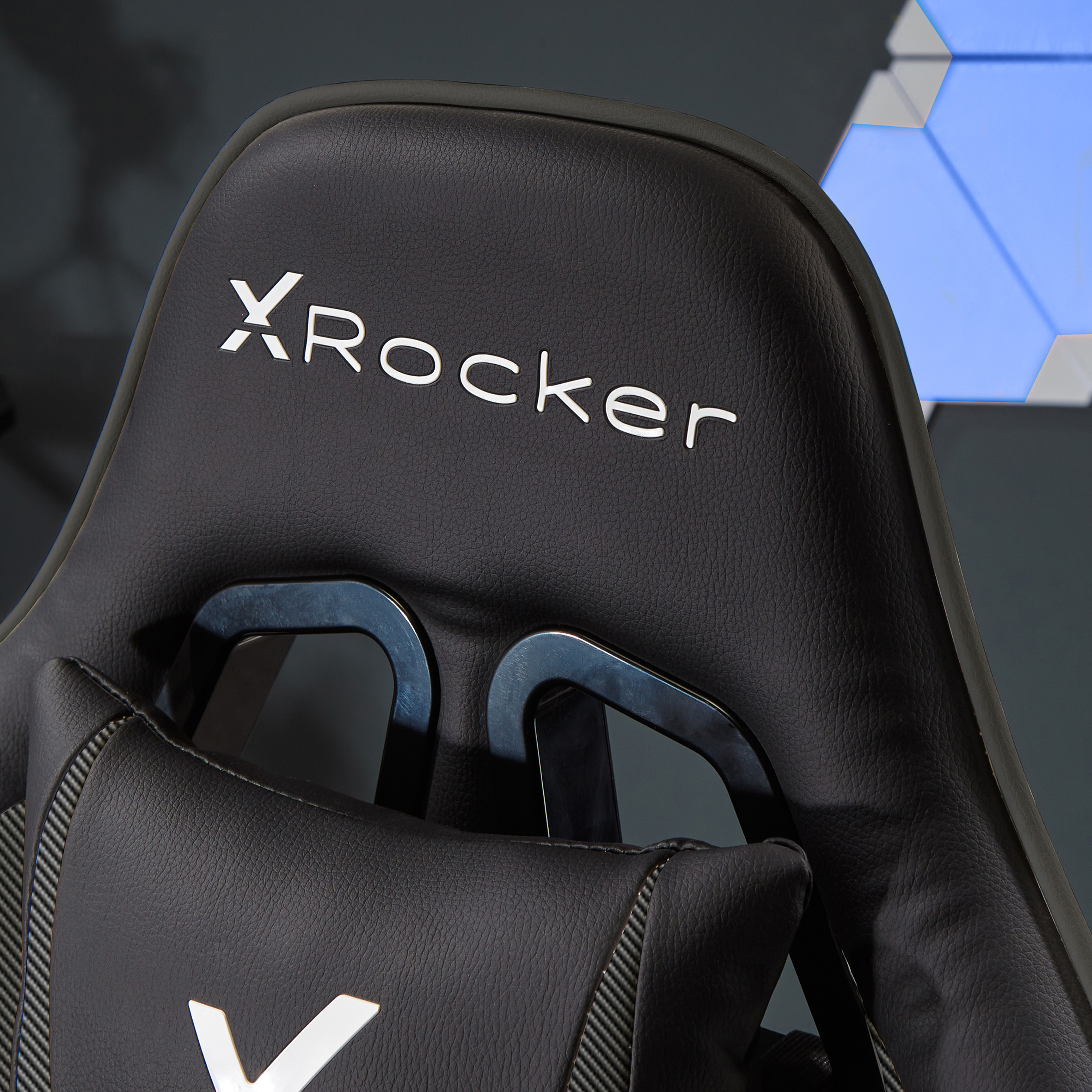 Schwarzer Gaming-Stuhl mit Xrocker-Logo auf der Kopfstütze und einem grau-schwarzen Sitz.