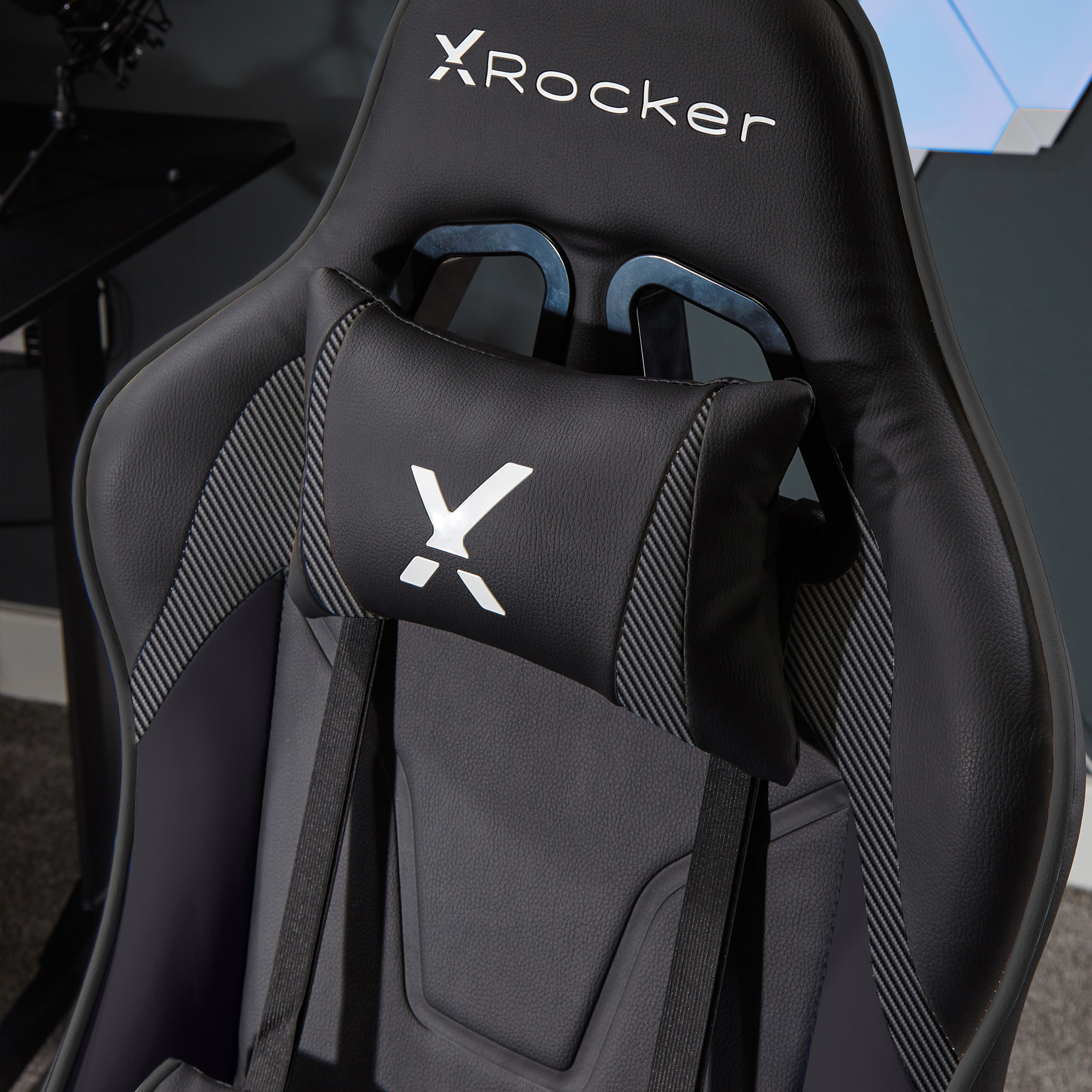 Ein schwarzer Gaming-Stuhl mit dem X Rocker-Logo auf der Kopfstütze.