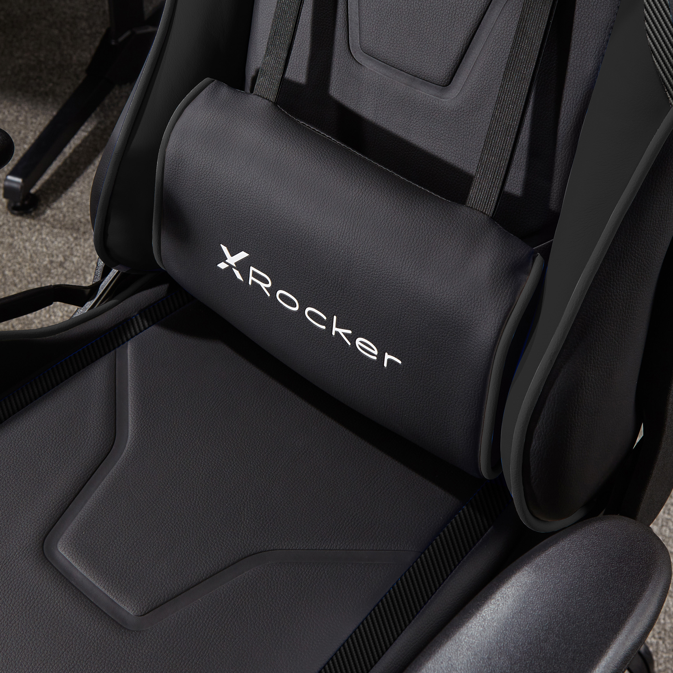 Schwarzer Gaming-Stuhl mit 'XRocke'r-Logo auf der Kopfstütze, dunkler Hintergrund.