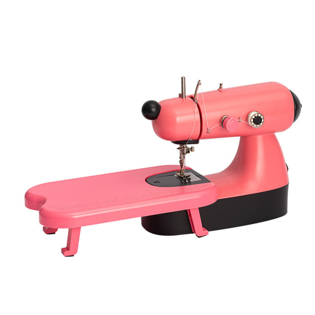 Rosa Retro-Nähmaschine auf weißem Hintergrund. Schwarze Akzente und eine rosa Arbeitsfläche. Winkelansicht.