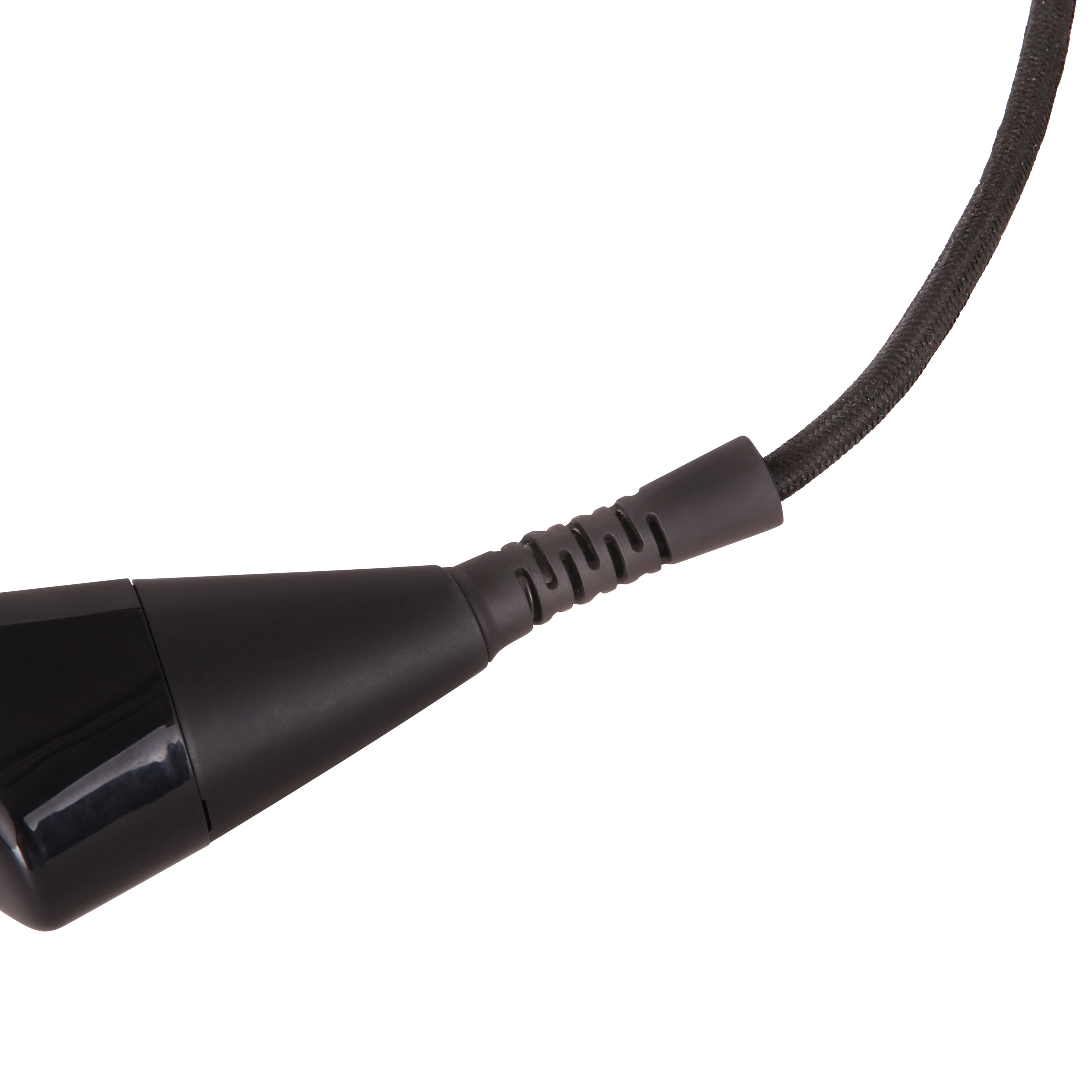 Schwarzes Kabel und Stecker, schräge Aufnahme auf weißem Hintergrund.