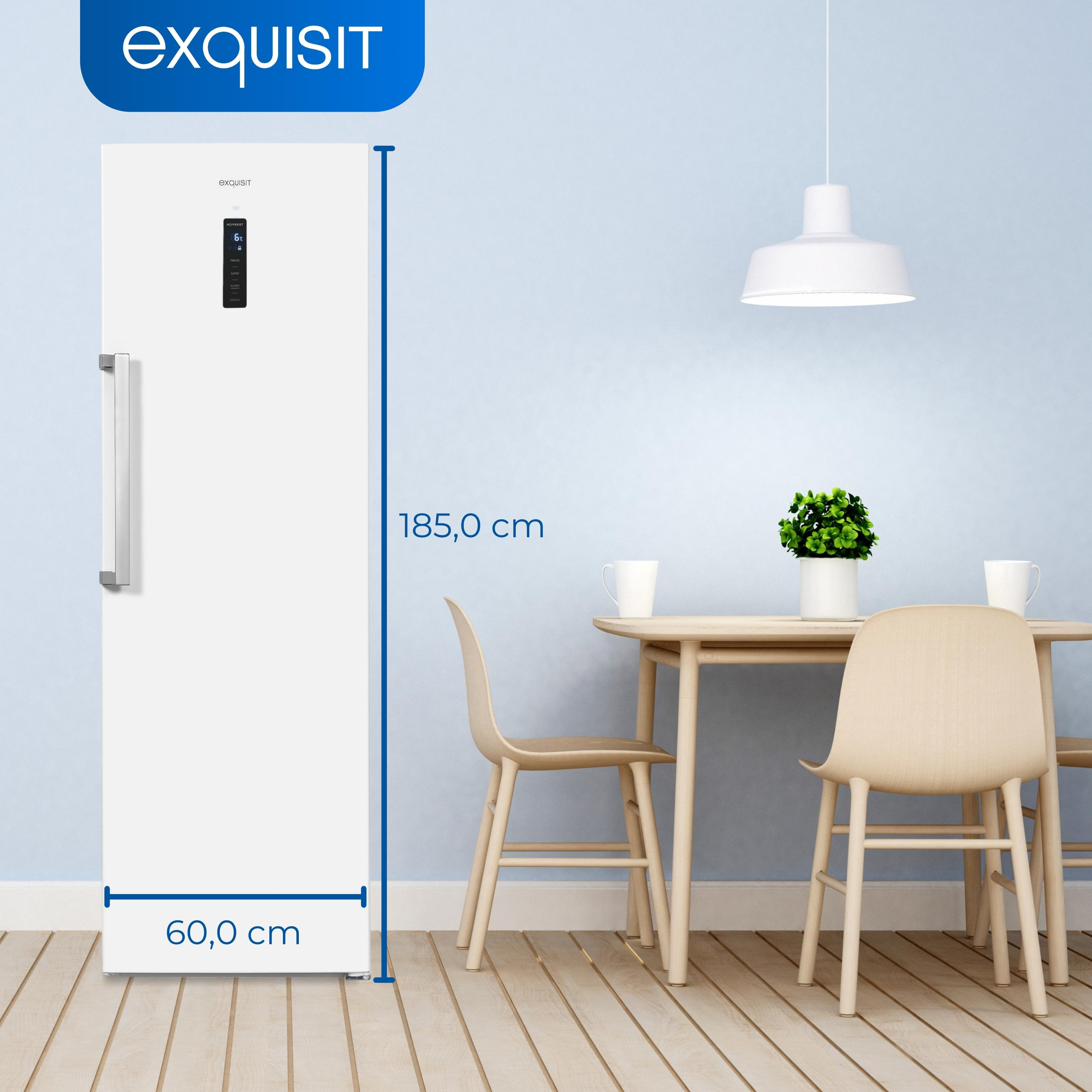 Weißer Exquisit-Kühlschrank und Tisch mit Stühlen. Blaue Wand und Abmessungen 185,0 cm x 60,0 cm.