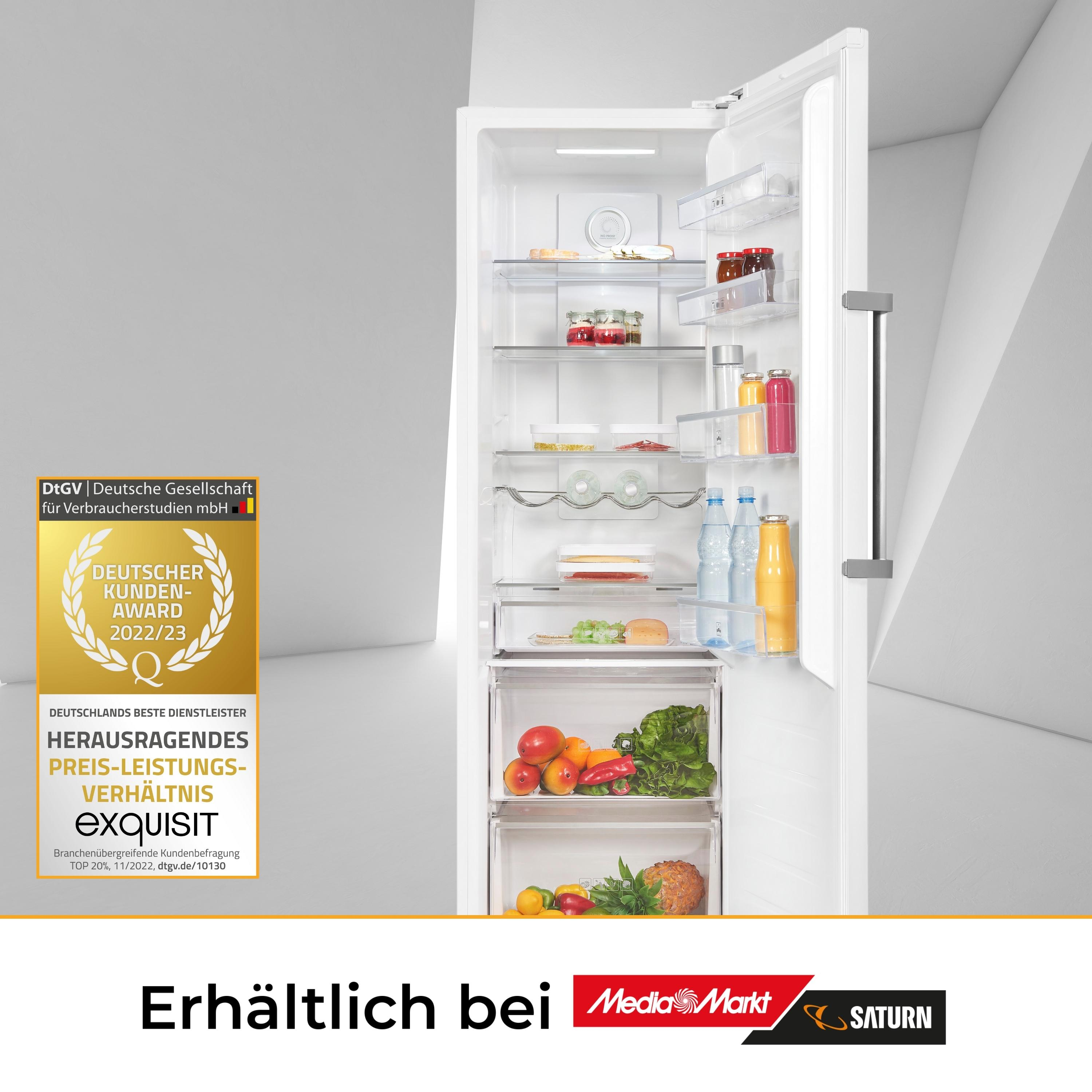 Weißer Kühlschrank mit offener Tür. Innen: Lebensmittel, Regale und Flaschen. Text auf dem Etikett.