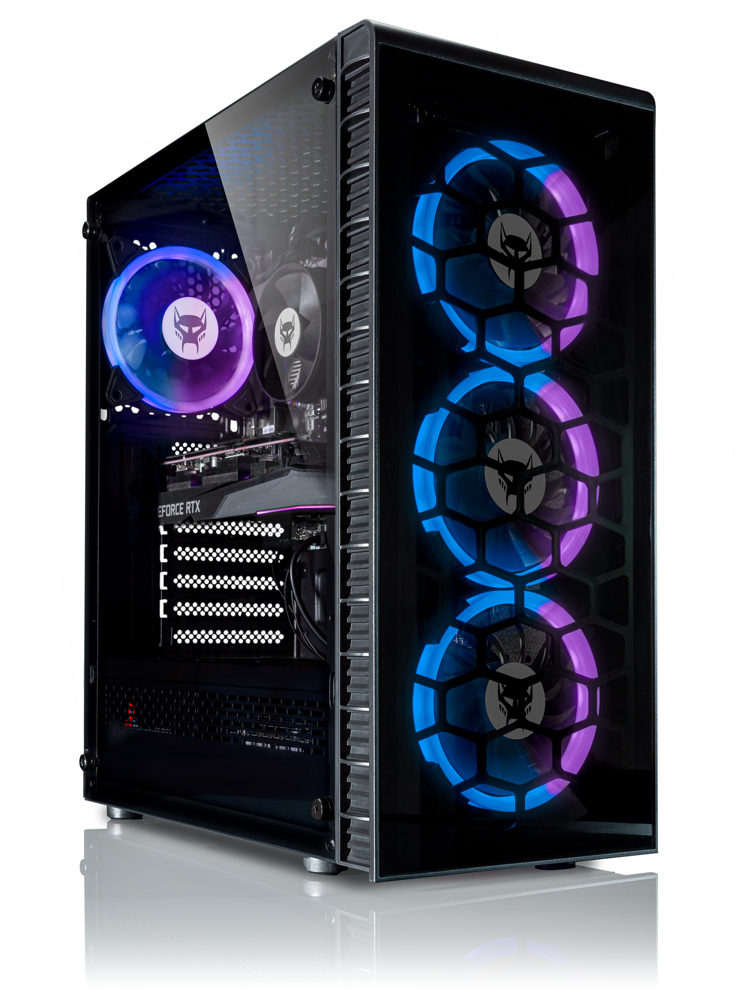 Computerturm mit internen Komponenten. Glas-Seitenwand. Weißer Hintergrund.