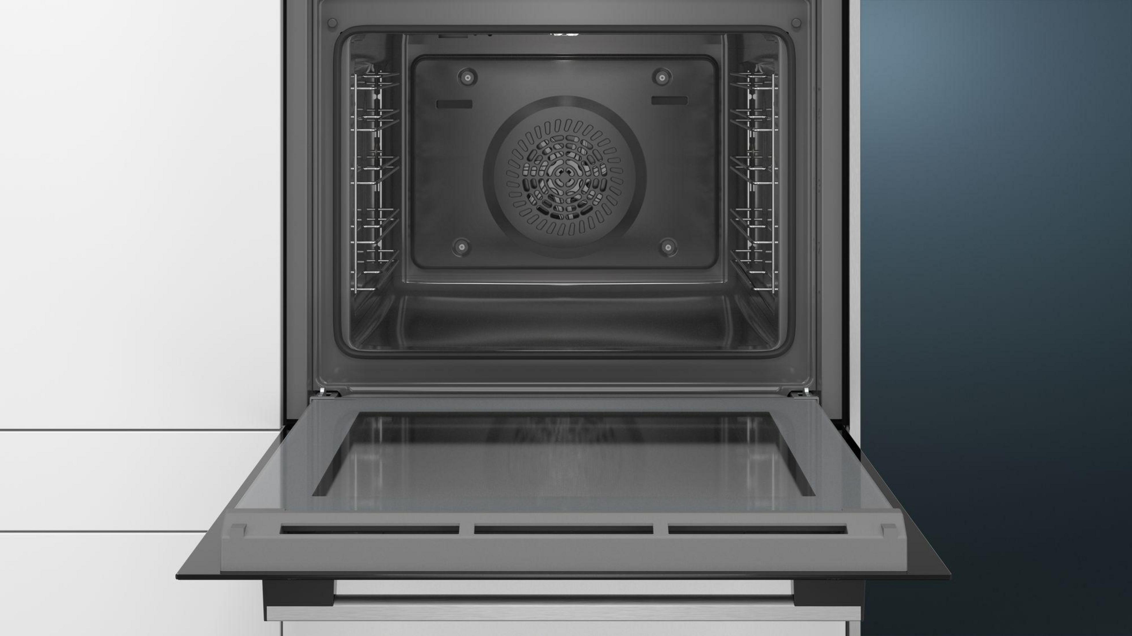 Backofen-Innenraum, offene Tür. Silbernes und schwarzes Innere, Glastür.