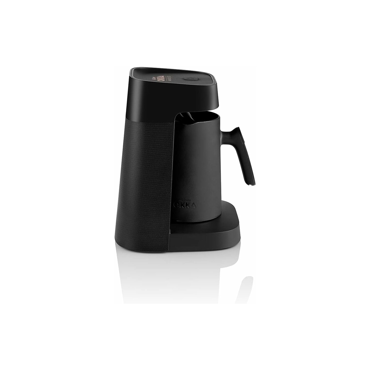 Schwarze Kaffeemaschine mit schwarzer Karaffe. Sie steht auf einer weißen Oberfläche.