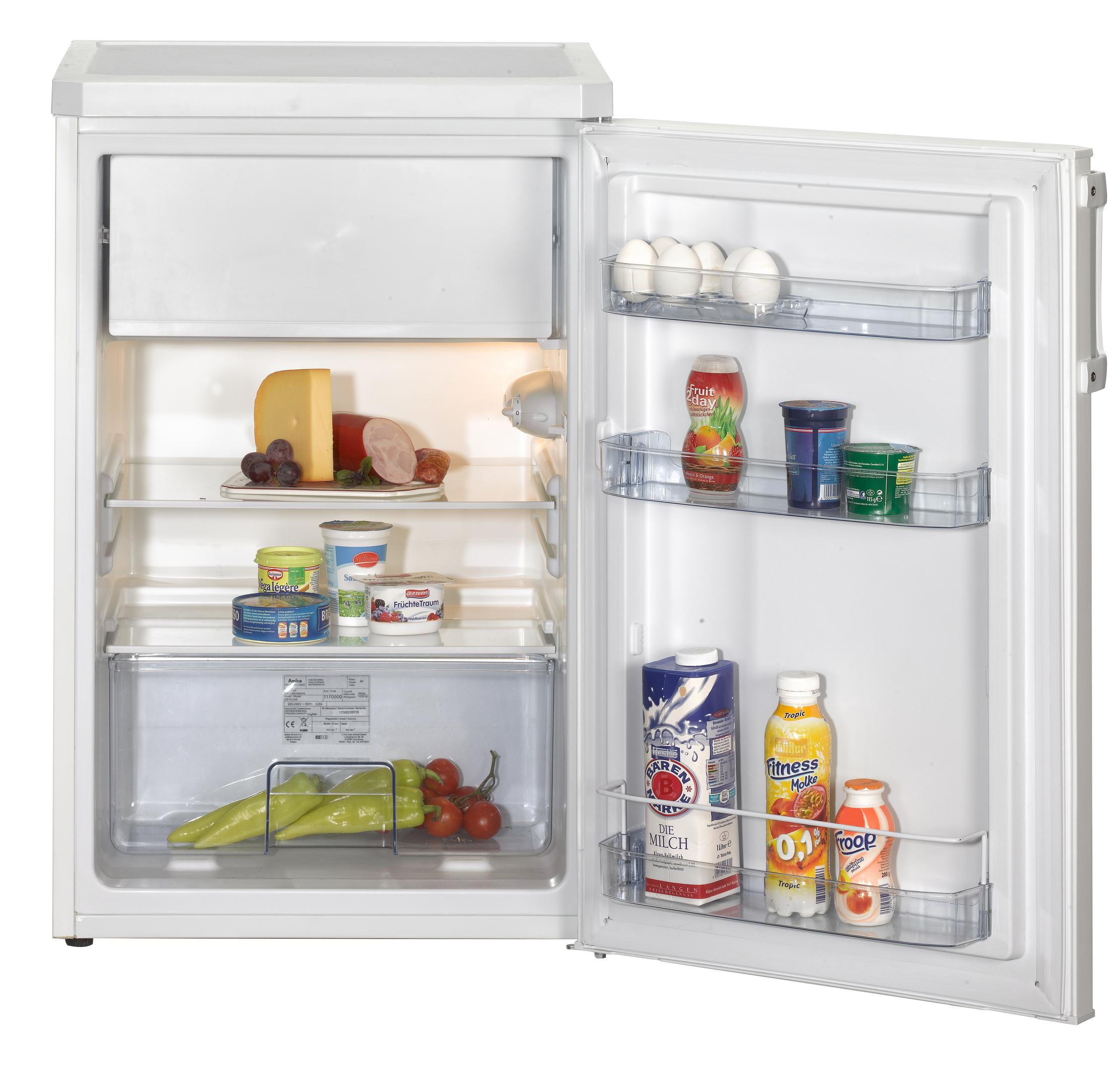 Offener Kühlschrank mit Lebensmitteln. Enthält Käse, Eier, Getränke und Gemüse.