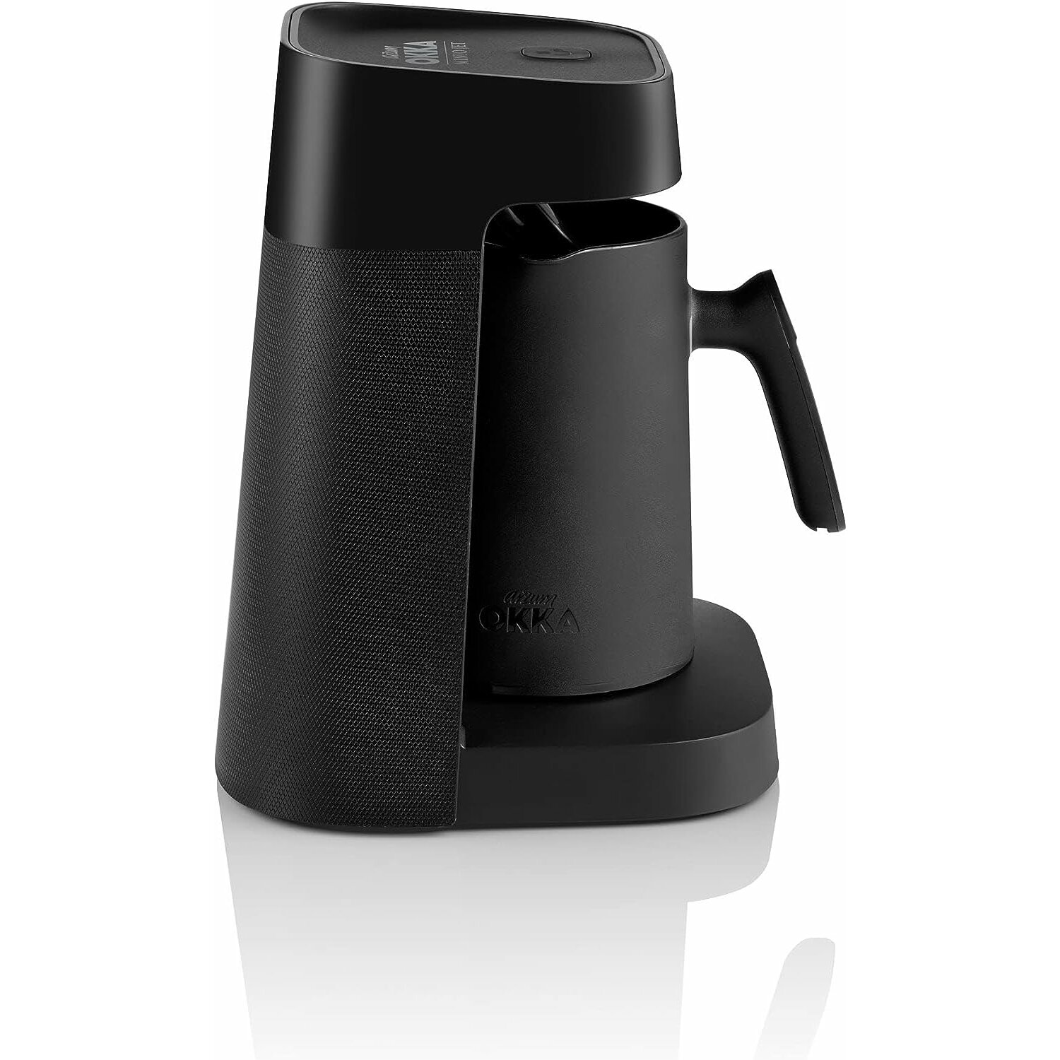 Ein schwarzer Kaffeebereiter mit einer schwarzen Kaffeekanne vor weißem Hintergrund.