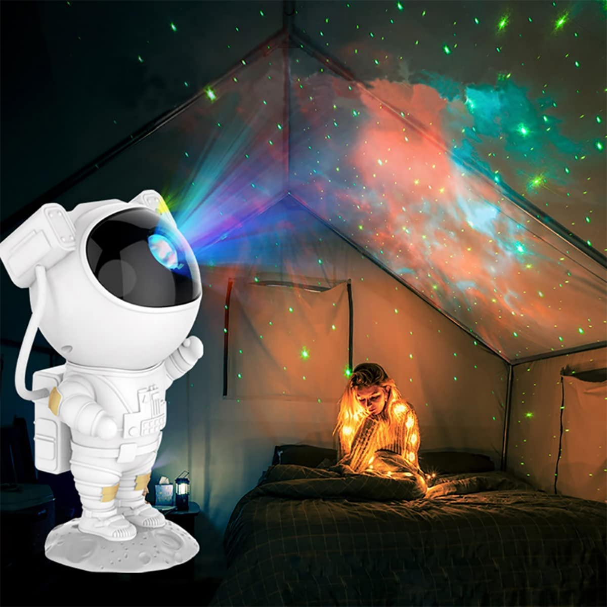 Astronaut-Projektorlampe, die farbenfrohes Licht auf ein Bett mit einer Frau projiziert.