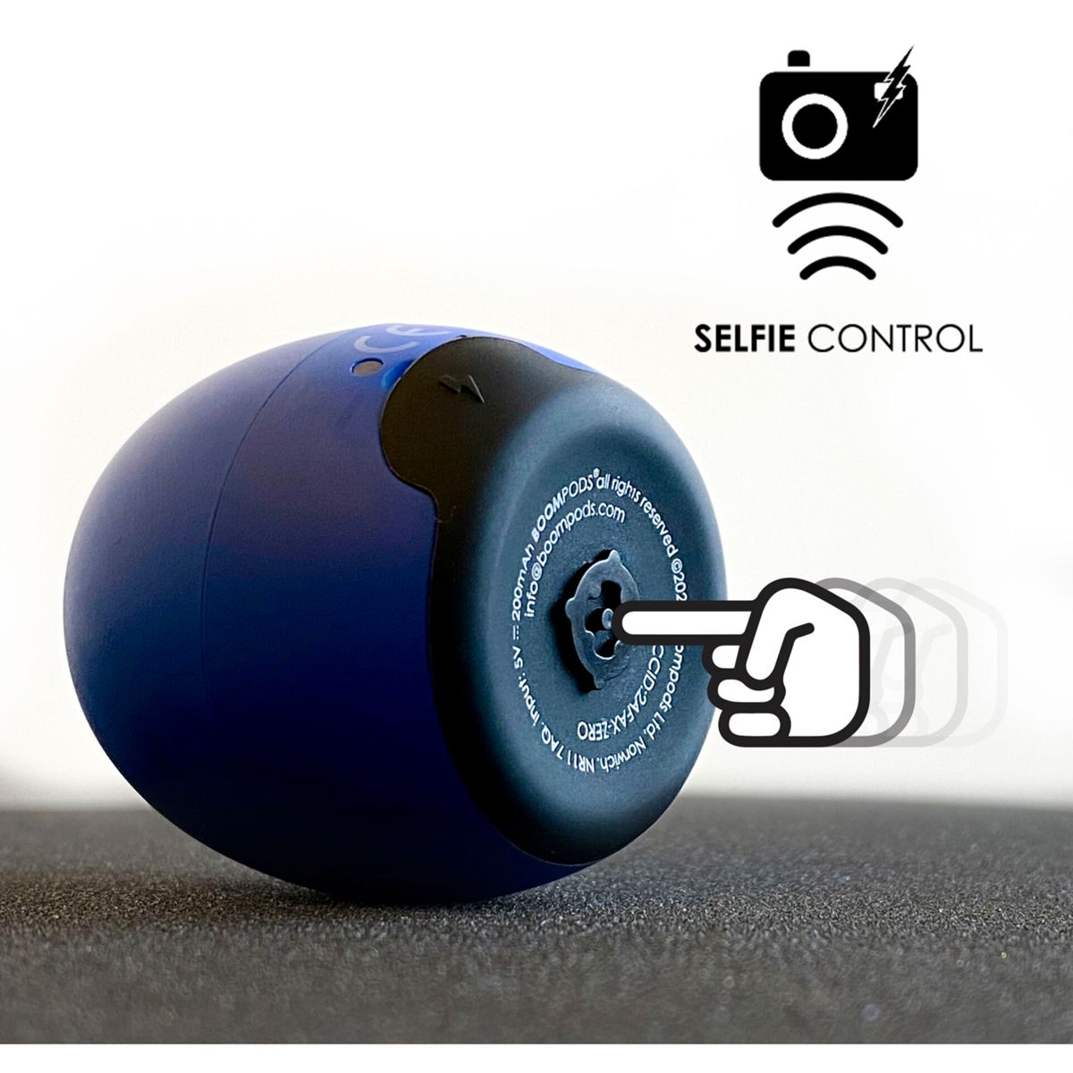 Niebieski, zaokrąglony głośnik z obsługą dotykową i dłonią wchodzącą z nim w interakcję.