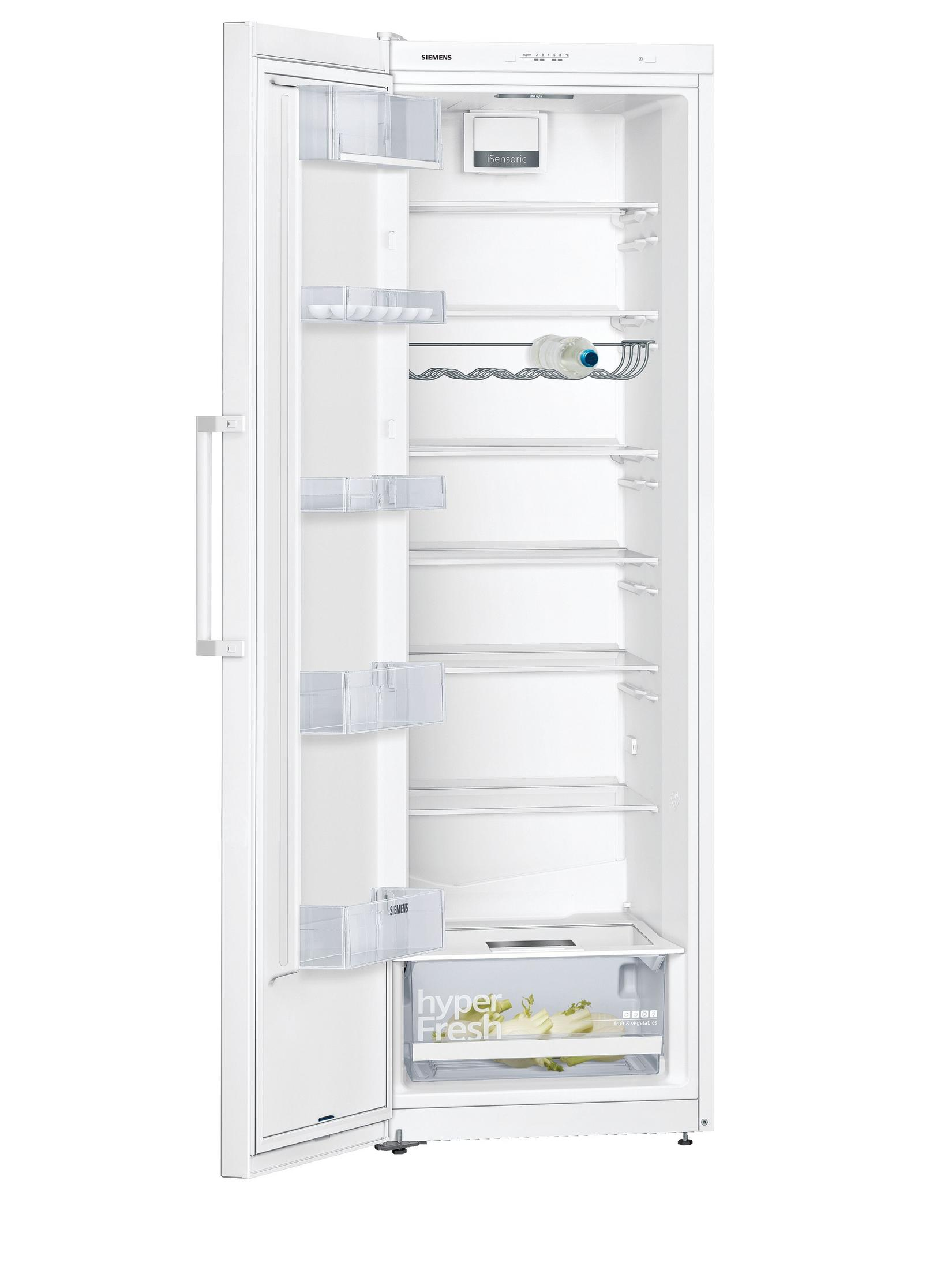 Ein weißer Kühlschrank mit offener Tür, der das Innere mit Regalen zeigt.