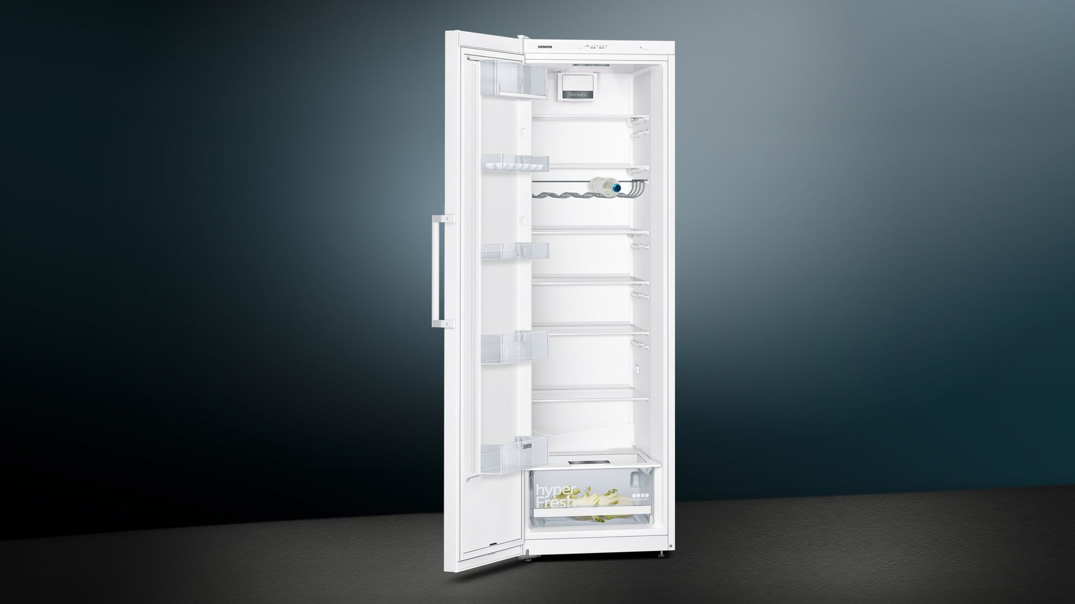 Weißer Kühlschrank mit offener Tür, die Regale, Schubladen und Inhalt zeigt. Dunkelblau-grüner Hintergrund.