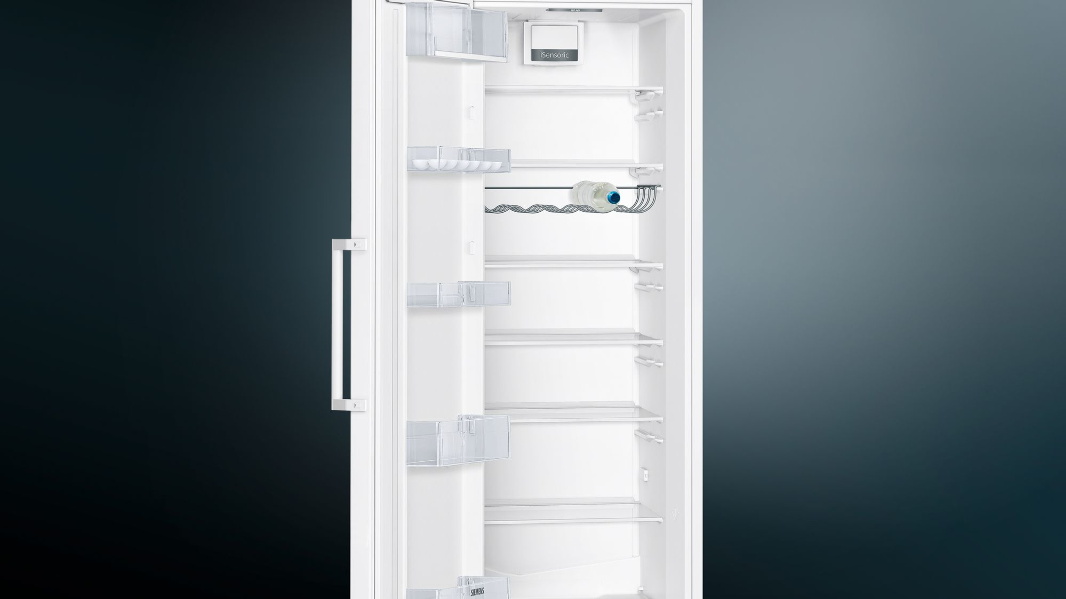Weißer, leerer Kühlschrank mit Regalen. Die Tür ist geöffnet. Ein kleines Gerät befindet sich im Inneren.