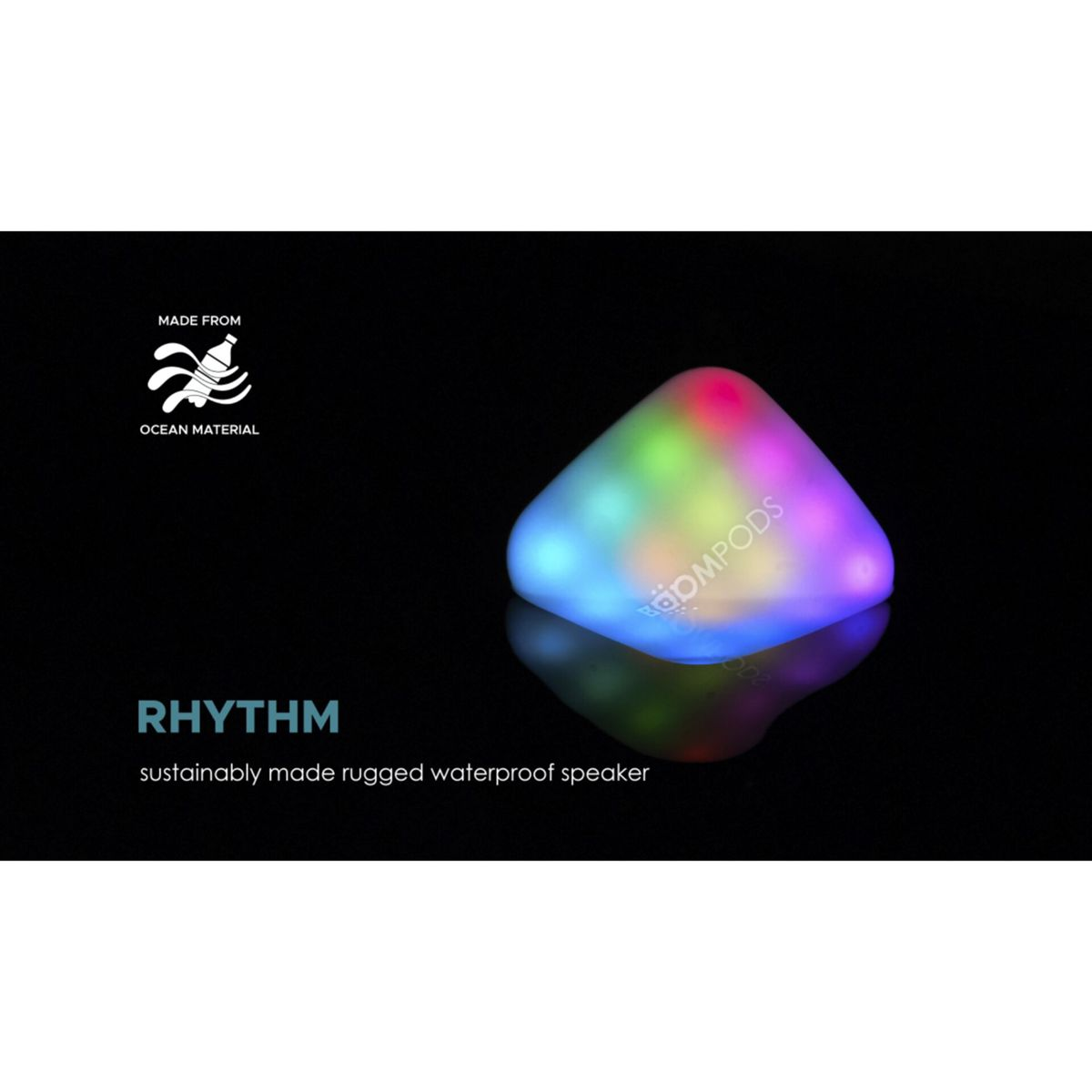 Trójkątny, wodoodporny głośnik z kolorowymi światłami na czarnej powierzchni.