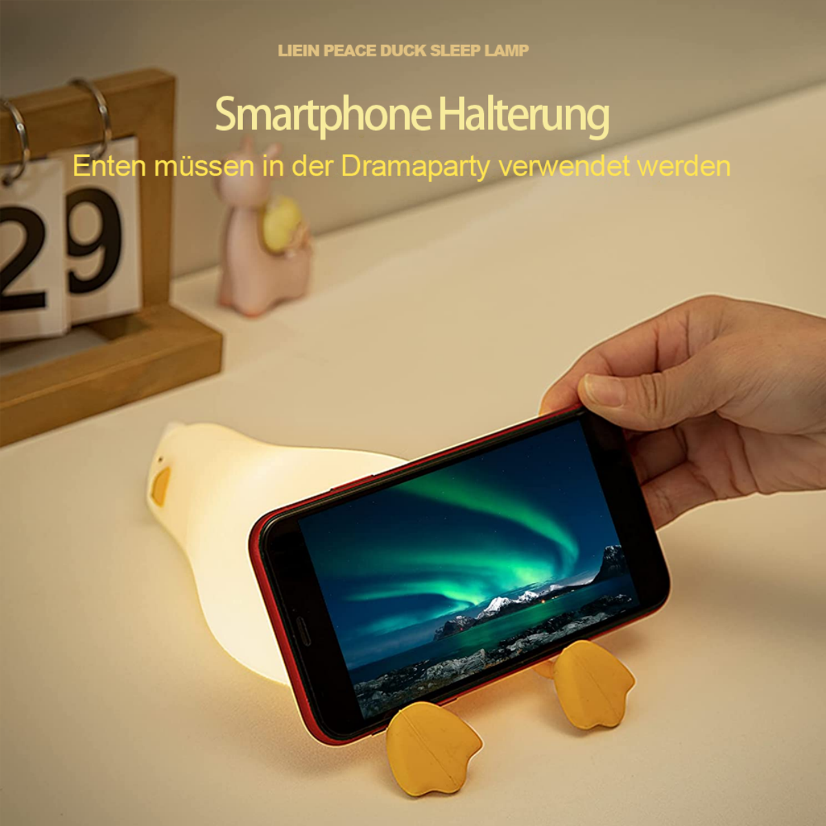 Ein weißes Enten-Nachtlicht hält ein Telefon mit Aurora-Bildschirm und einen Kalender.