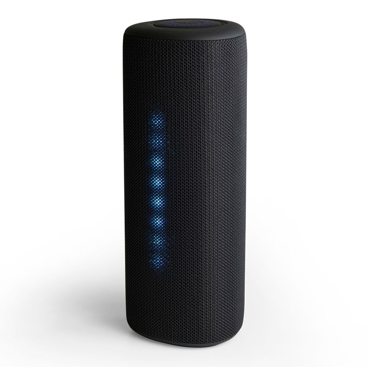 Czarny cylindryczny głośnik z niebieskimi światłami. Jest długi i stoi. Białe tło.