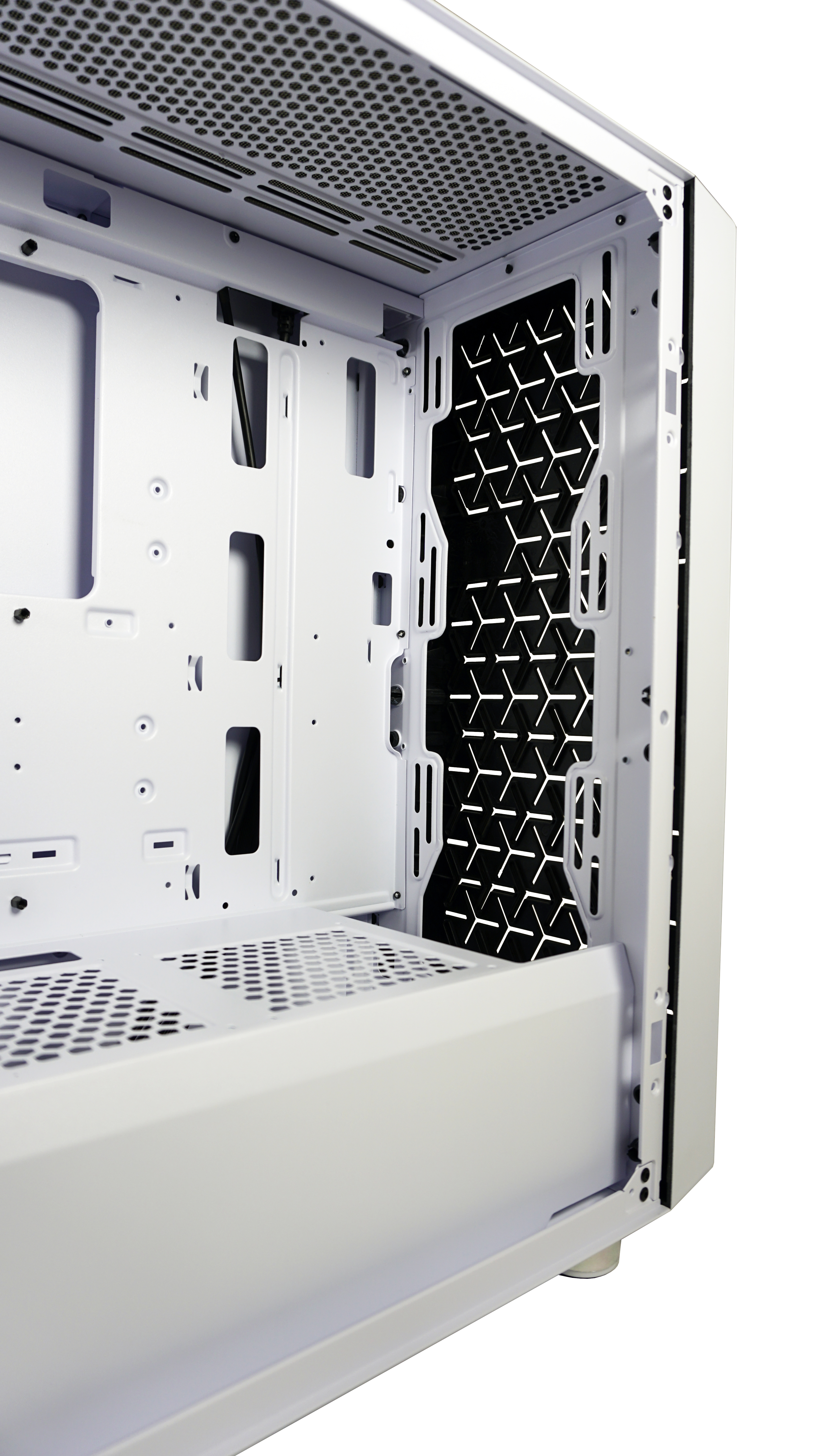 Interno di un case per computer bianco aperto che mostra i componenti e la griglia di ventilazione.