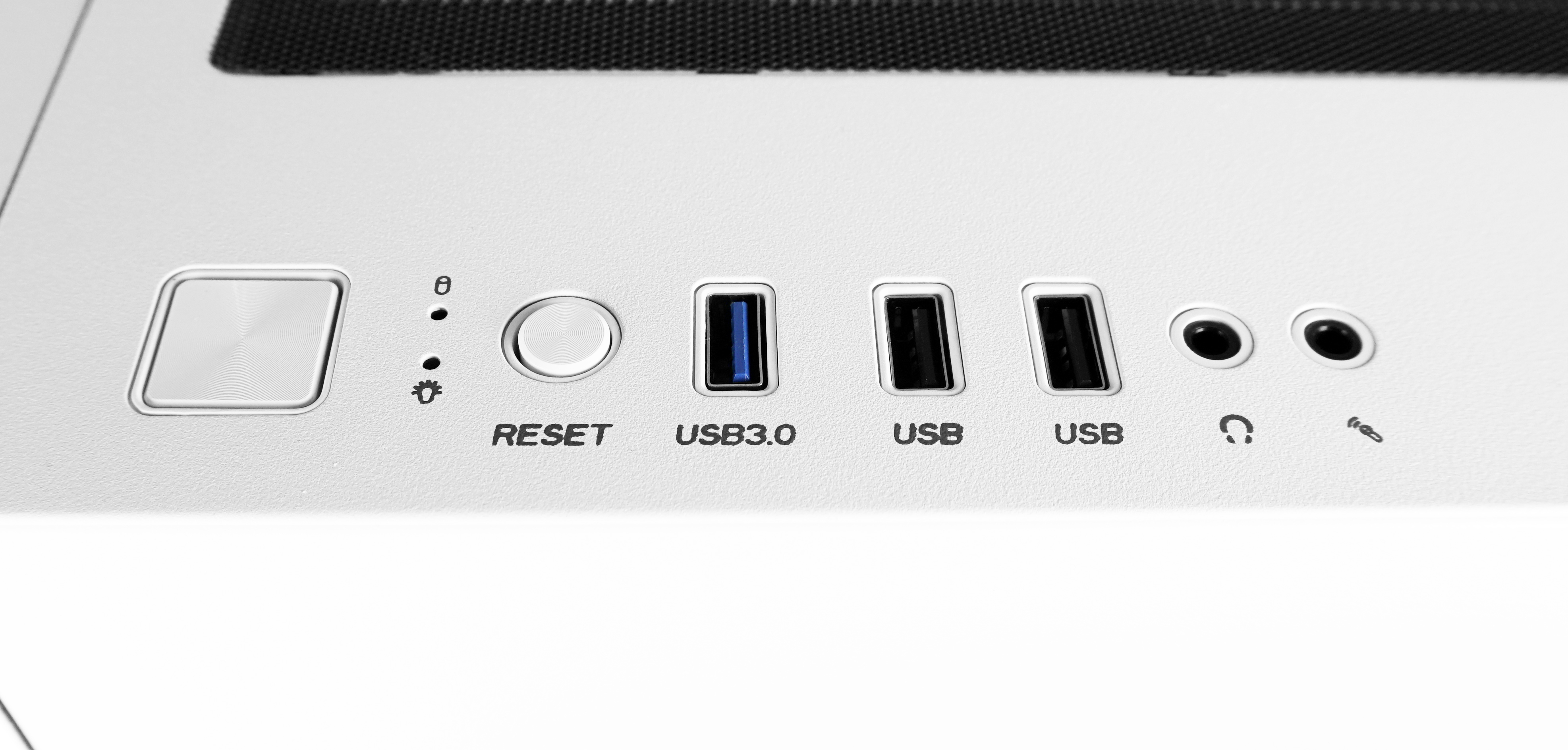 Un case per computer bianco con pulsanti, porte USB e jack audio.
