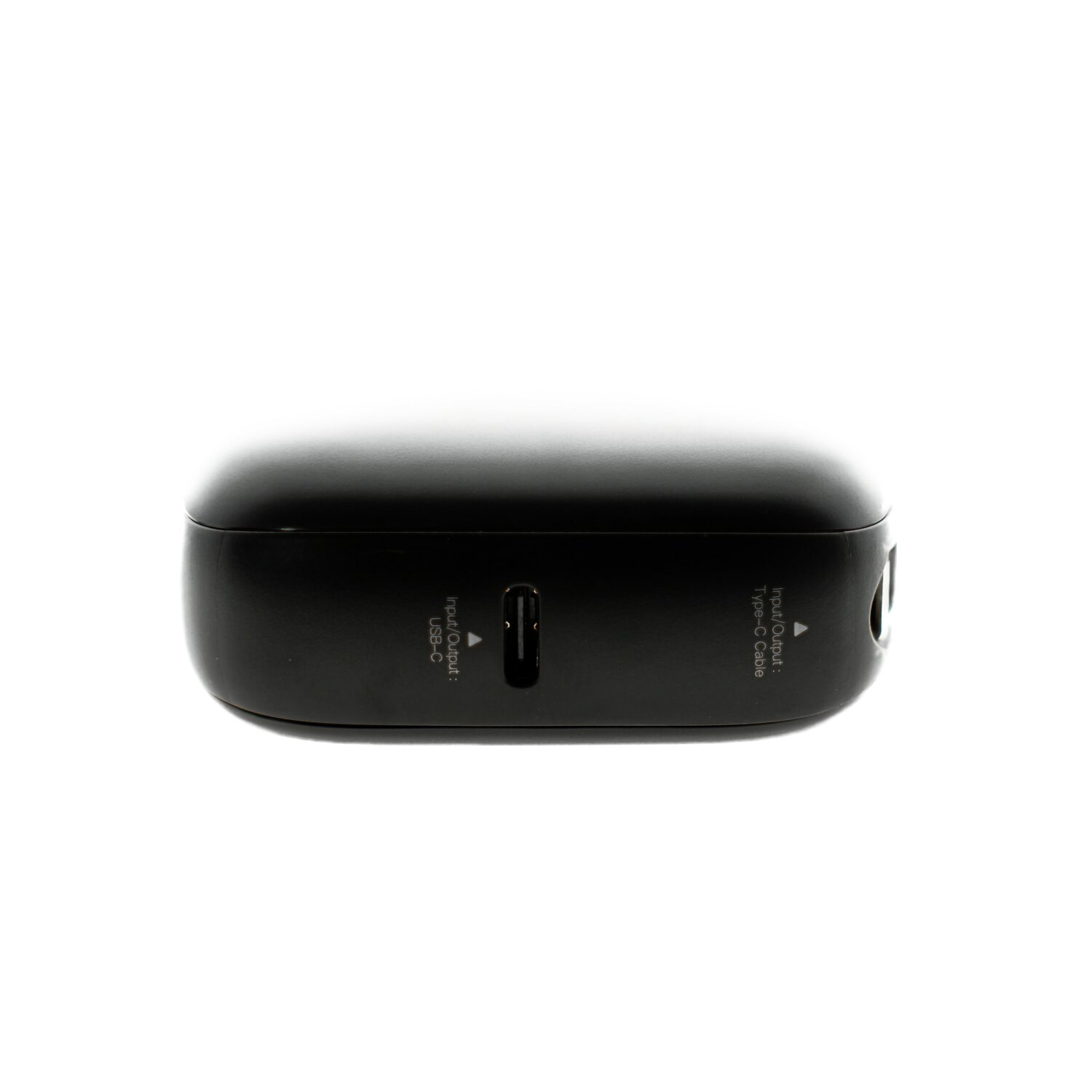 Eine schwarze Powerbank mit USB-C- und USB-Anschlüssen, mit Beschriftungen für Ein- und Ausgang.