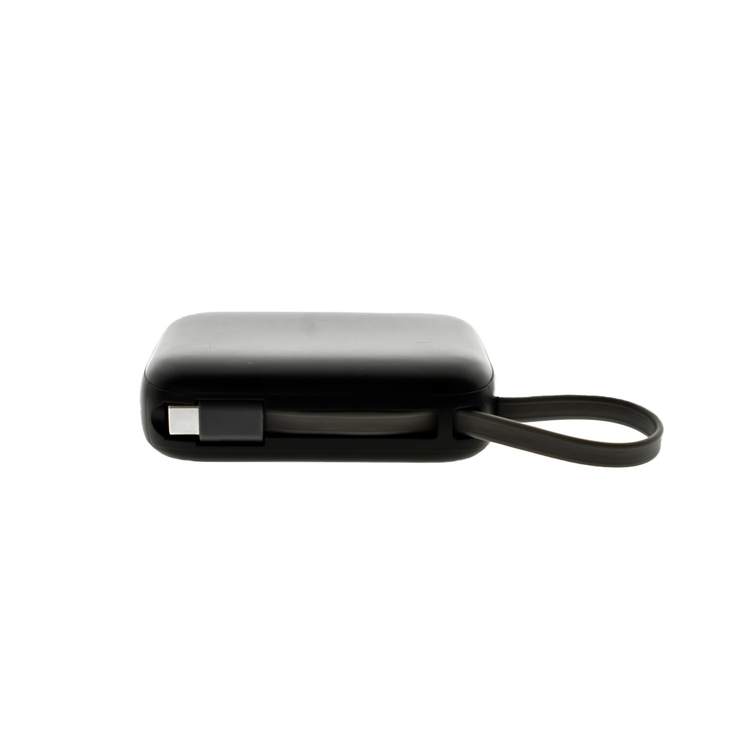 Ein schwarzes, quadratisches Gerät mit kurzem Kabel, wahrscheinlich ein USB-Hub oder Ladegerät.