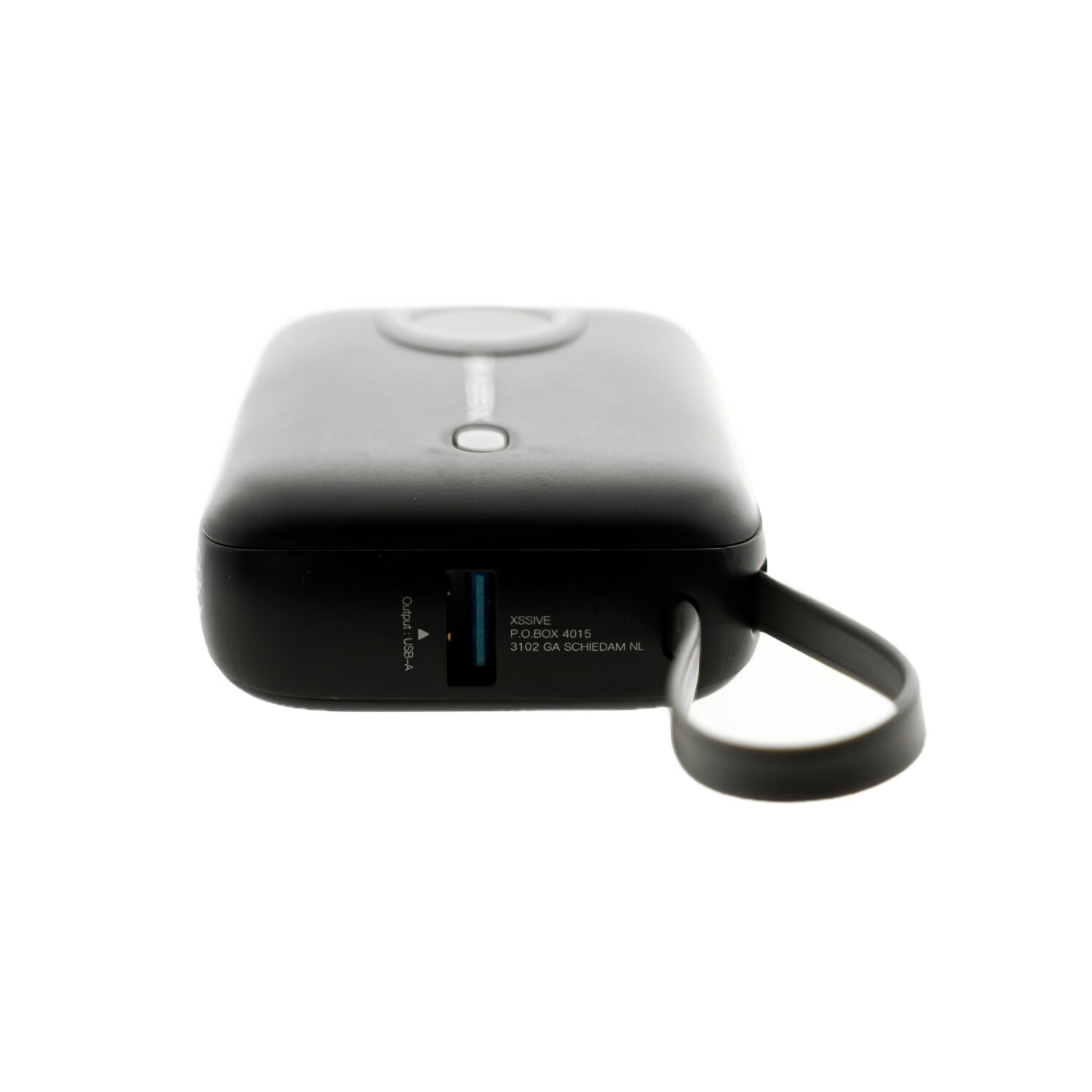 Schwarze Powerbank mit Griff, USB-Anschluss sichtbar. Weißer Hintergrund.
