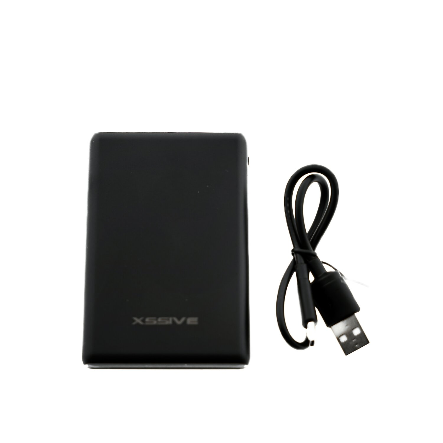 Schwarze Powerbank und USB-Kabel auf weißem Hintergrund. Powerbank hat 'XSSIVE'-Logo. Kabel ist aufgerollt.
