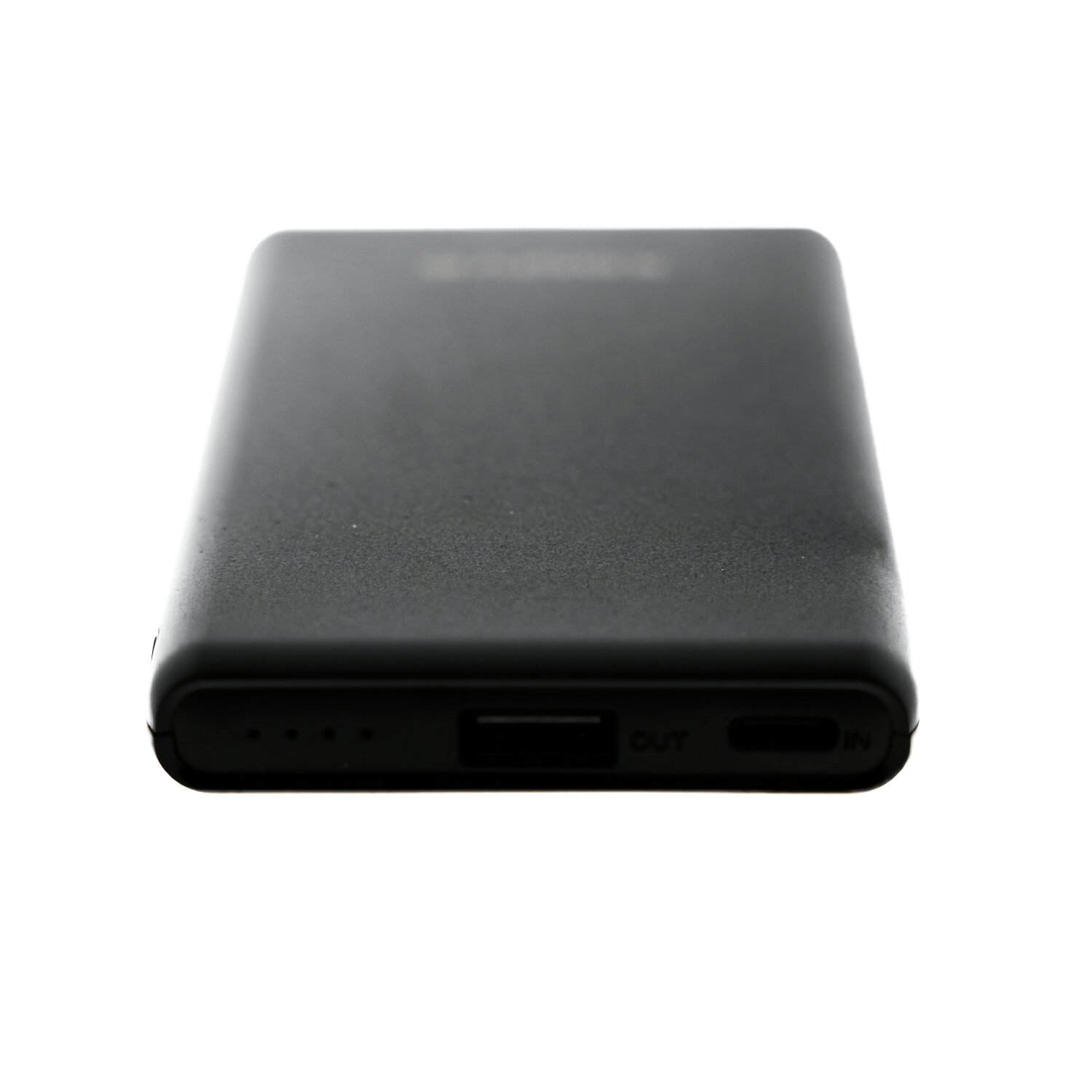 Schwarze Powerbank. Rechteckige Form mit Ladeanschluss. Weißer Hintergrund.