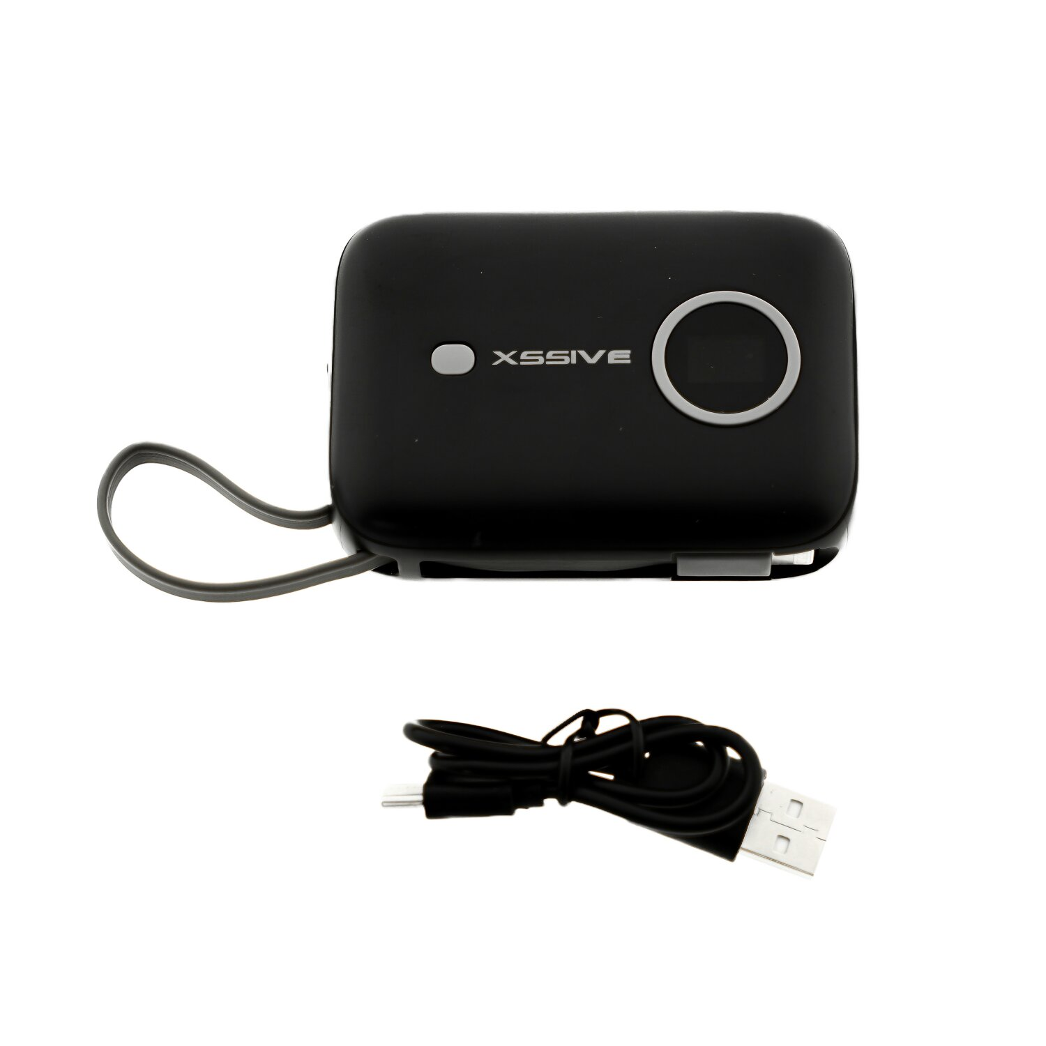 Schwarze, rechteckige Powerbank mit Schlaufe und Ladekabel auf weißer Oberfläche.