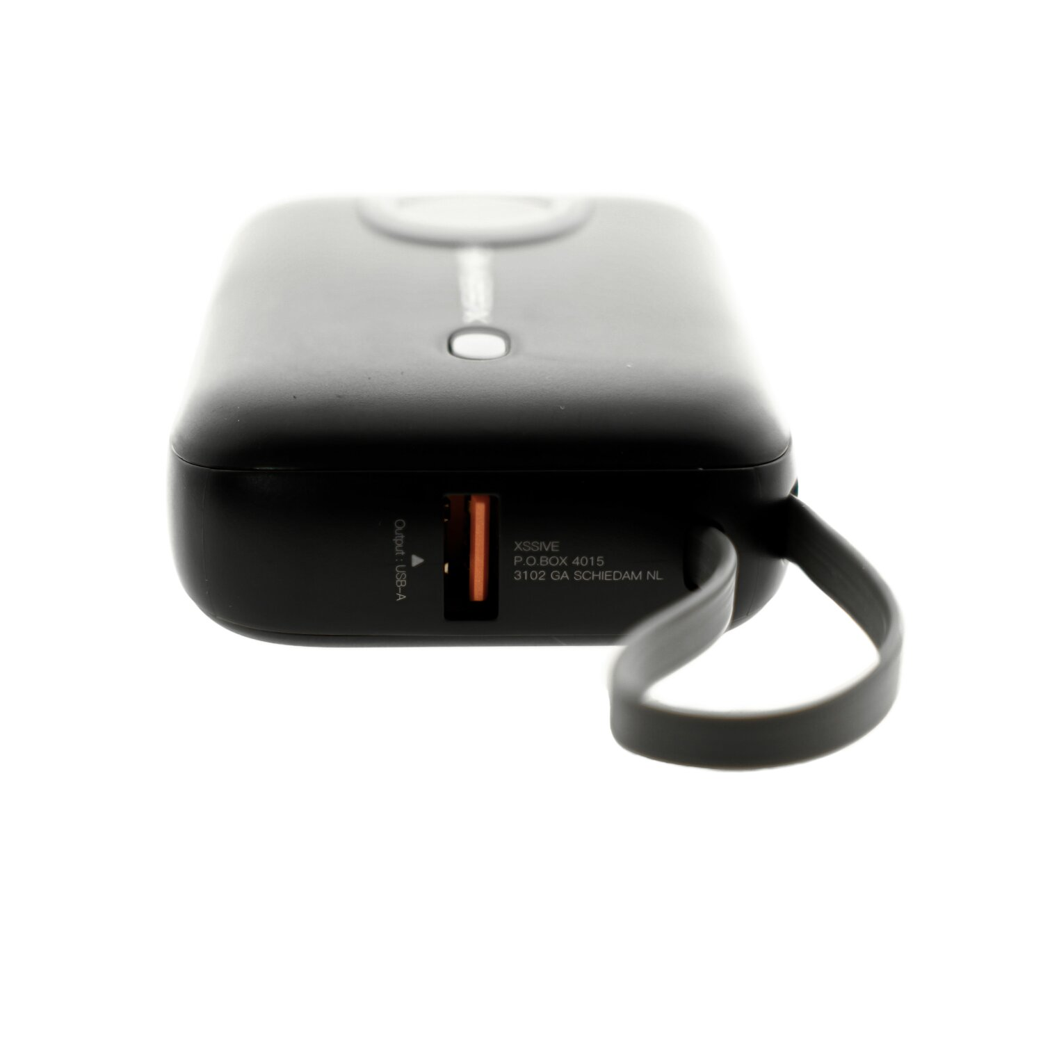 Schwarze Powerbank mit einem Riemen. Es hat einen USB-Anschluss und Produktinformationen.