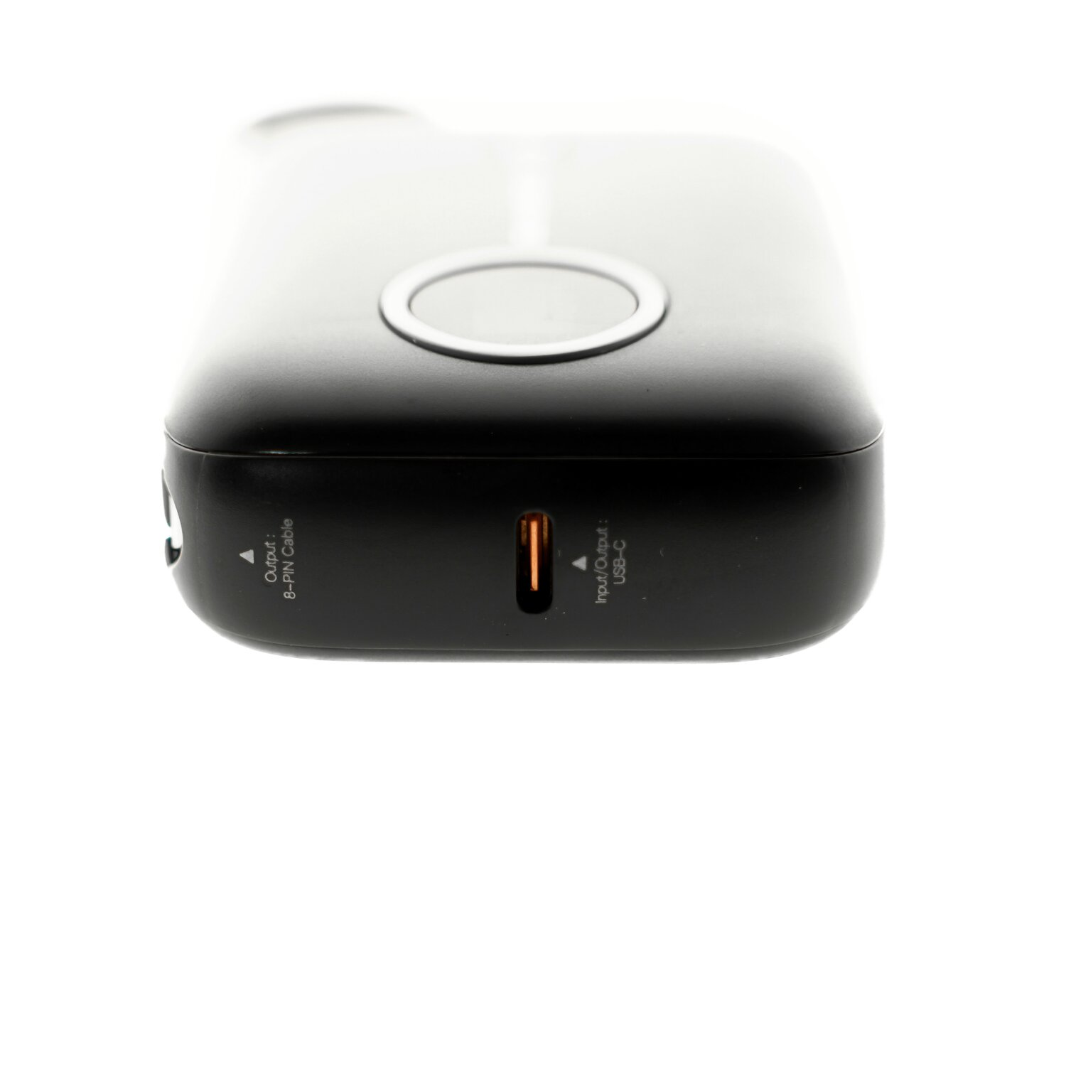 Schwarzes tragbares Ladegerät mit zwei Anschlüssen und Beschriftungen: 8-PIN-Kabelaushgang, USB-Eingang/Ausgang.