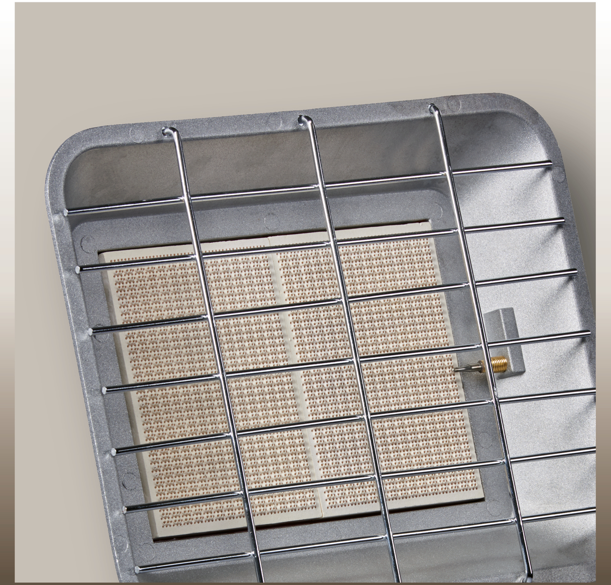 Bruciatore per grill a gas, primo piano. Telaio in metallo e piastra in ceramica.