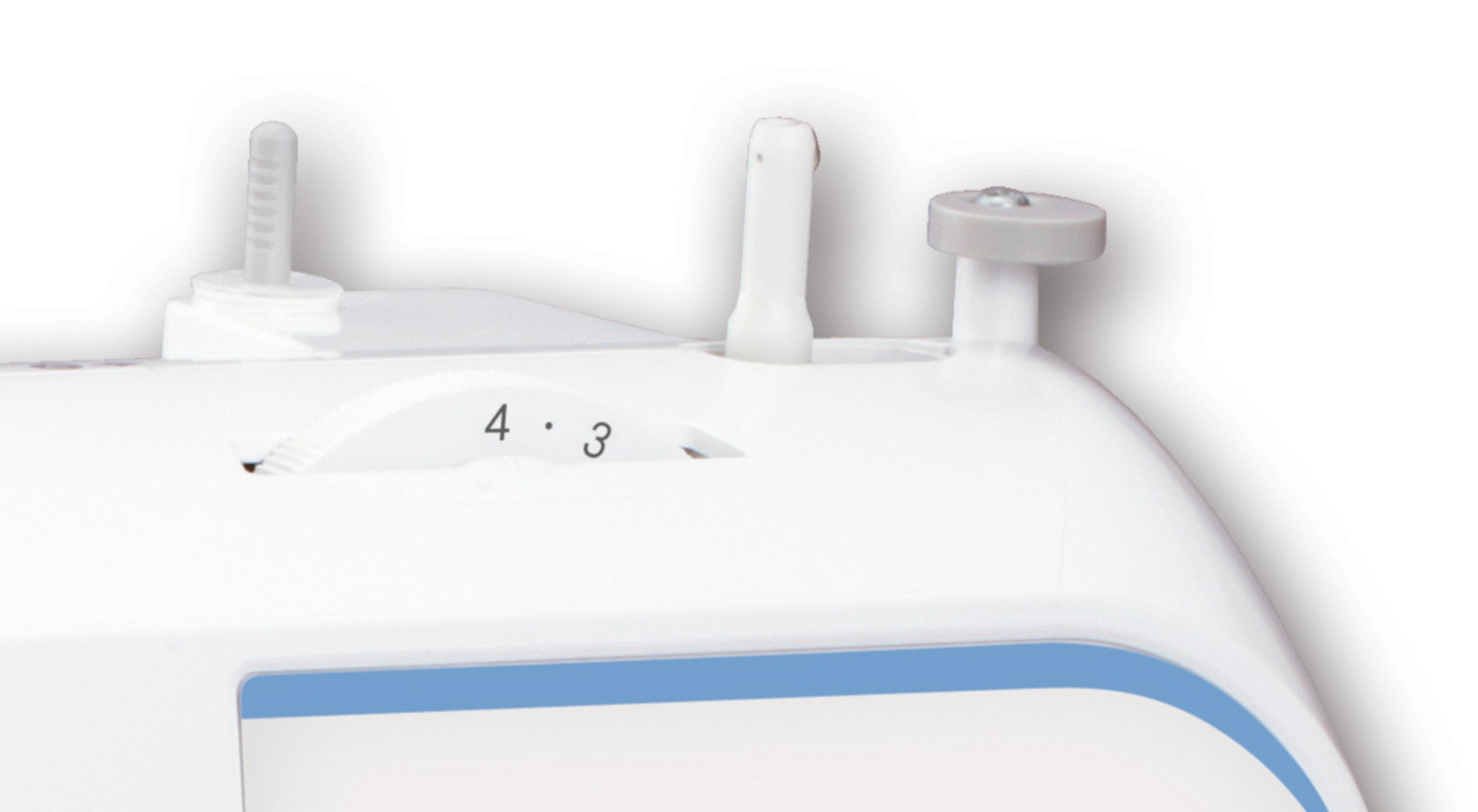 Świąteczna kula śnieżna z choinką i szyszką na stole.