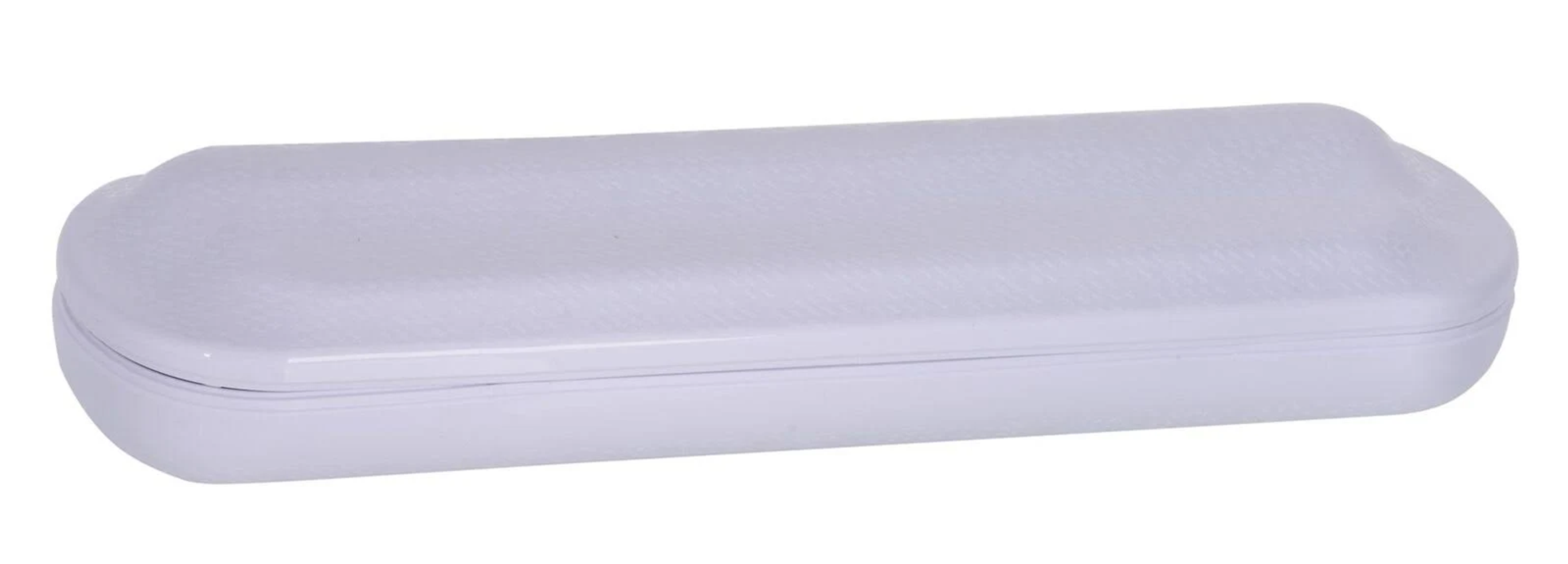 Un estuche rectangular blanco para gafas. El estuche está cerrado y tiene bordes redondeados.
