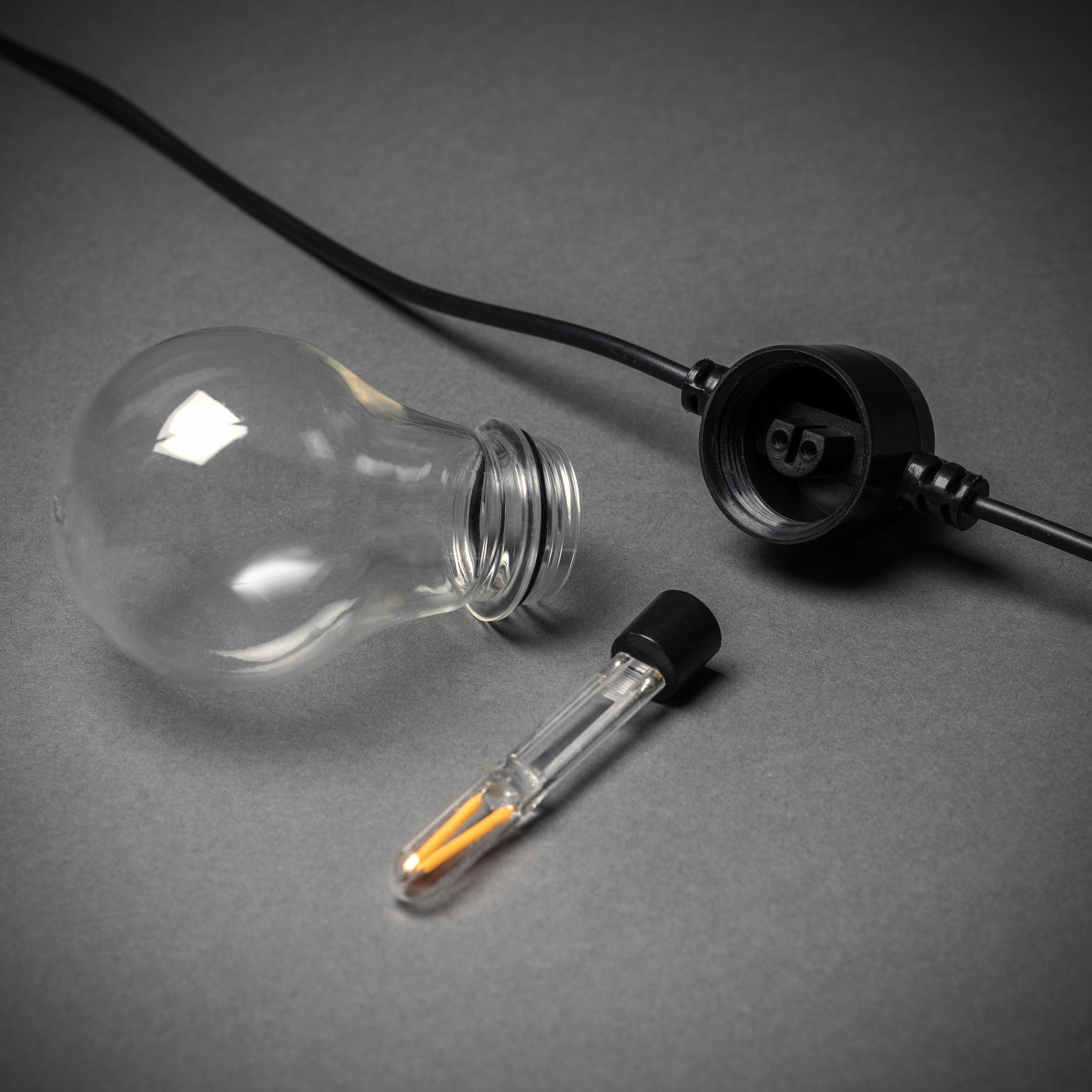 Glühbirne mit LED-Element, vom Sockel getrennt, mit schwarzem Stromkabel.