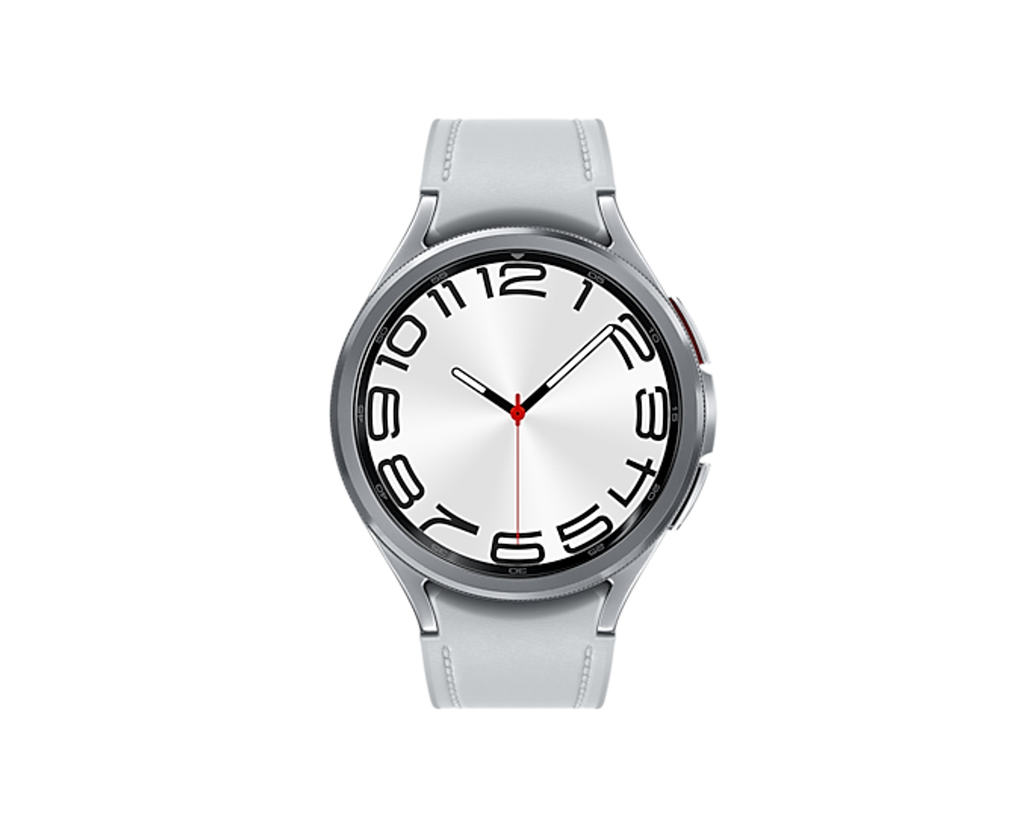 Een zilveren smartwatch met een witte wijzerplaat toont de tijd. De band is wit en de cijfers zijn groot.