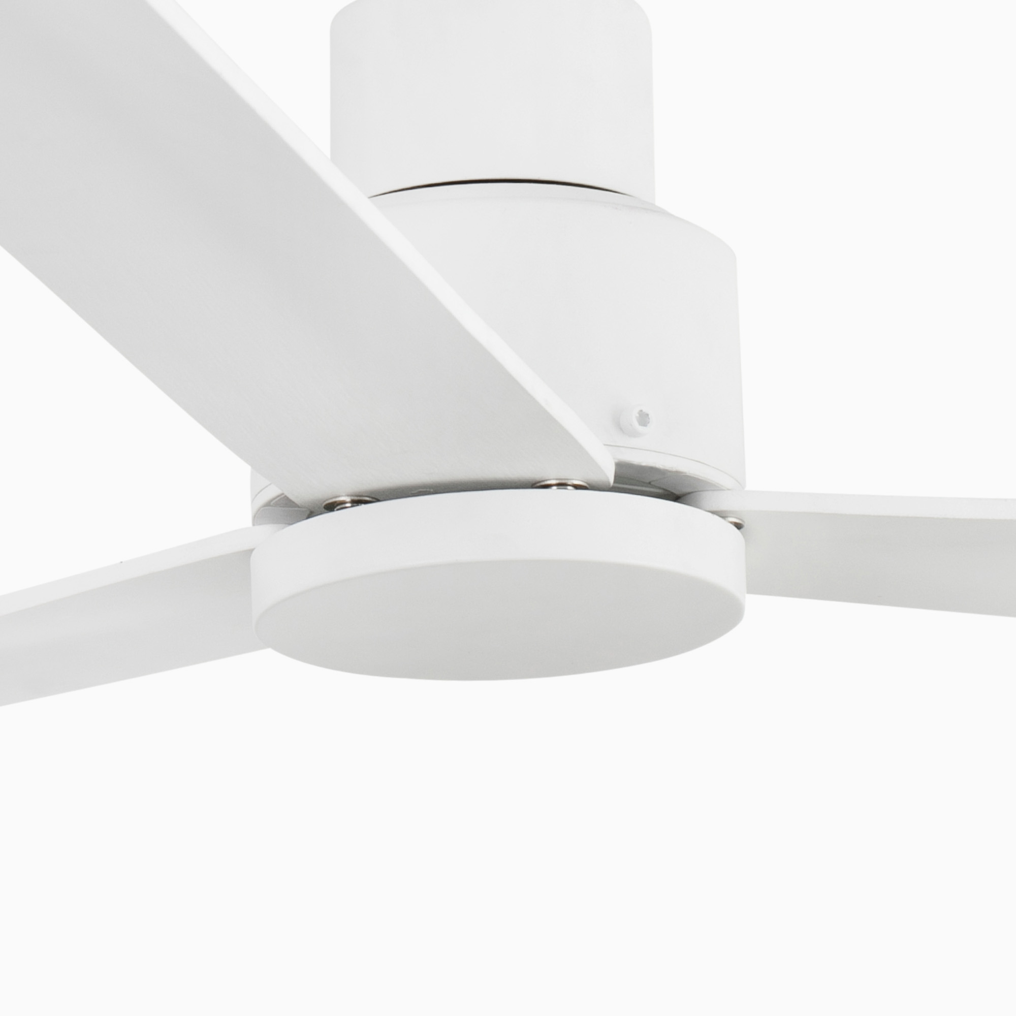Primo piano di un ventilatore da soffitto bianco con tre pale e un alloggiamento motore centrale. Isolato su bianco.