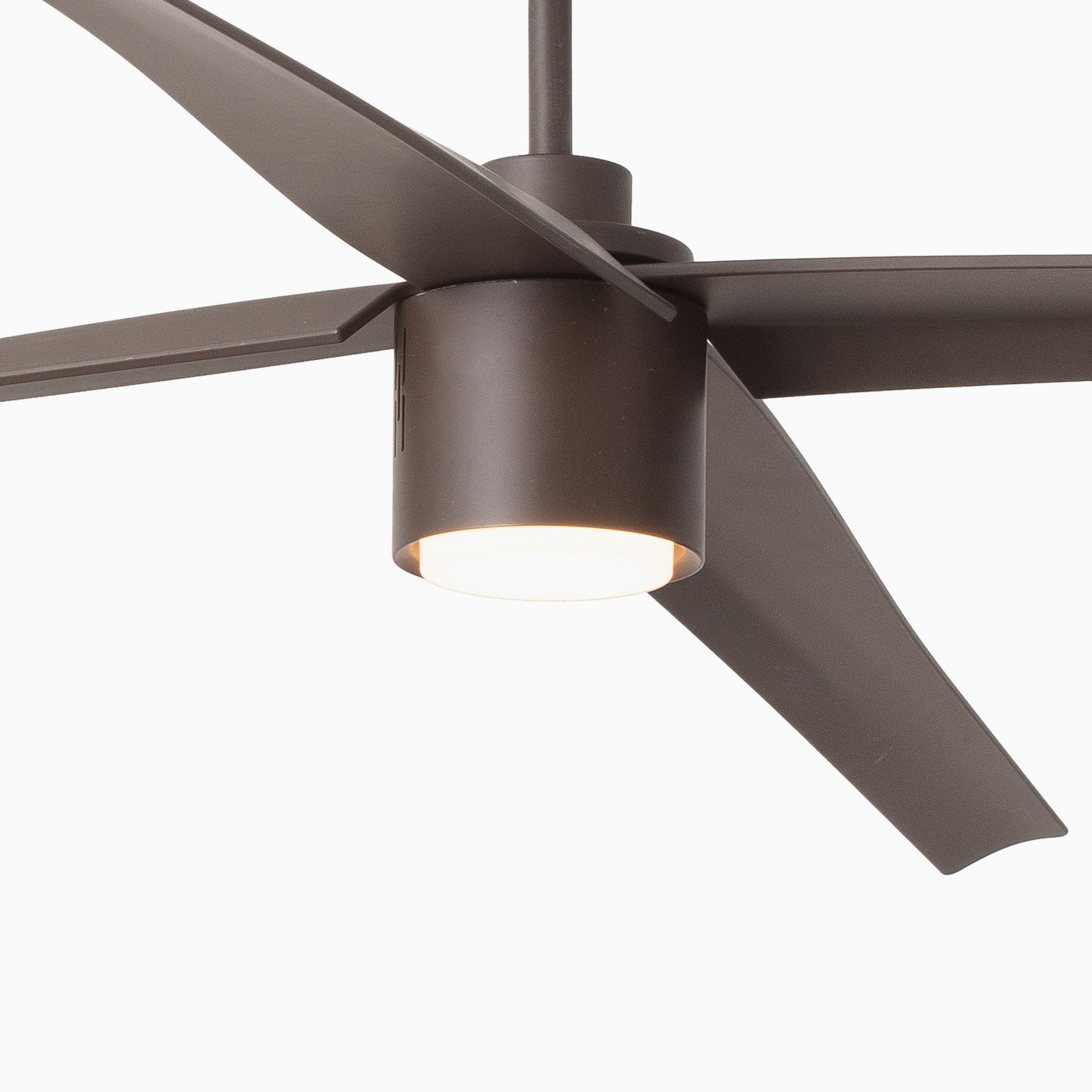 Ein Deckenventilator mit braunen Flügeln und einer Leuchte in der Mitte.