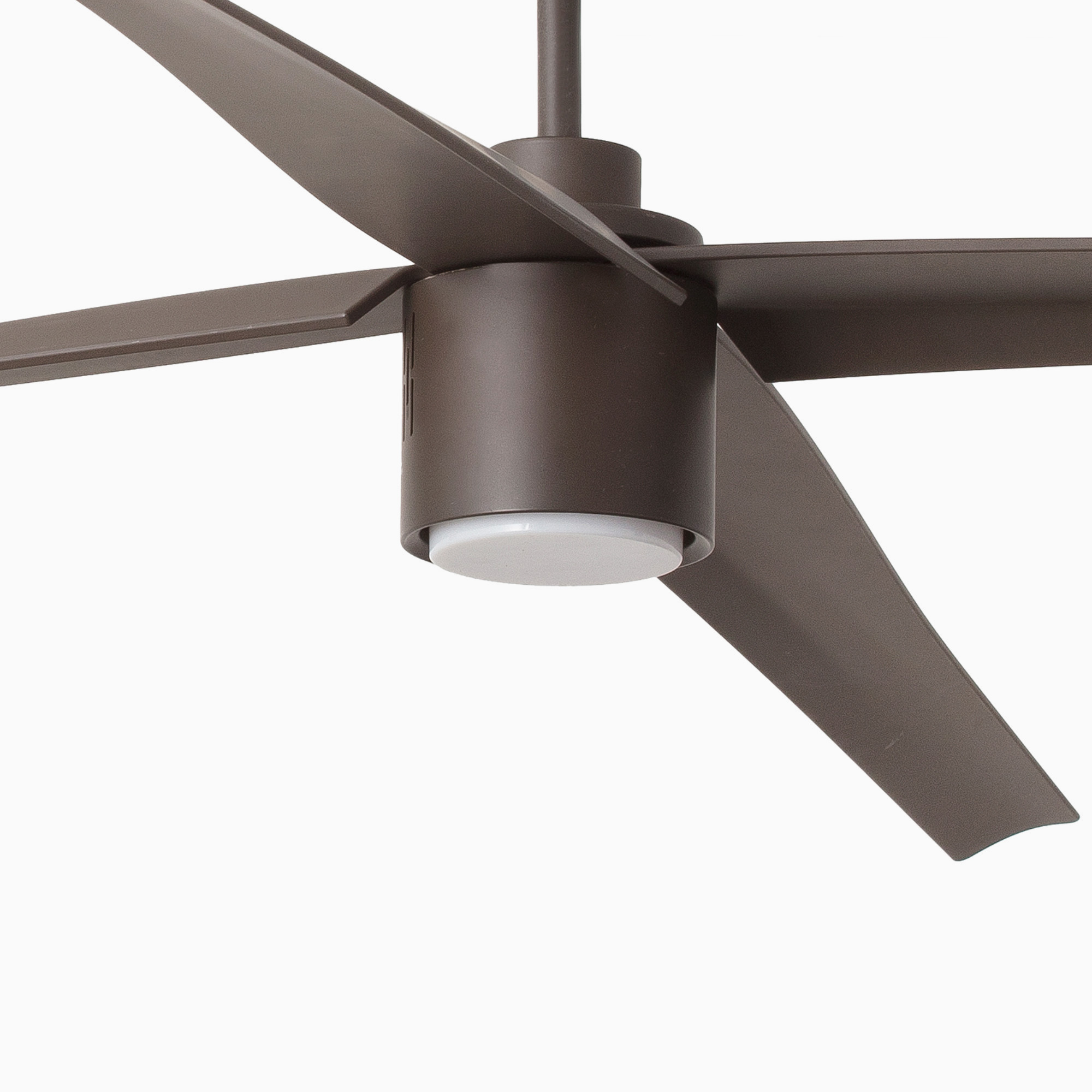 Nahaufnahme eines braunen Deckenventilators. Flügel, die sich von der Mitte aus erstrecken. Weißer Hintergrund.