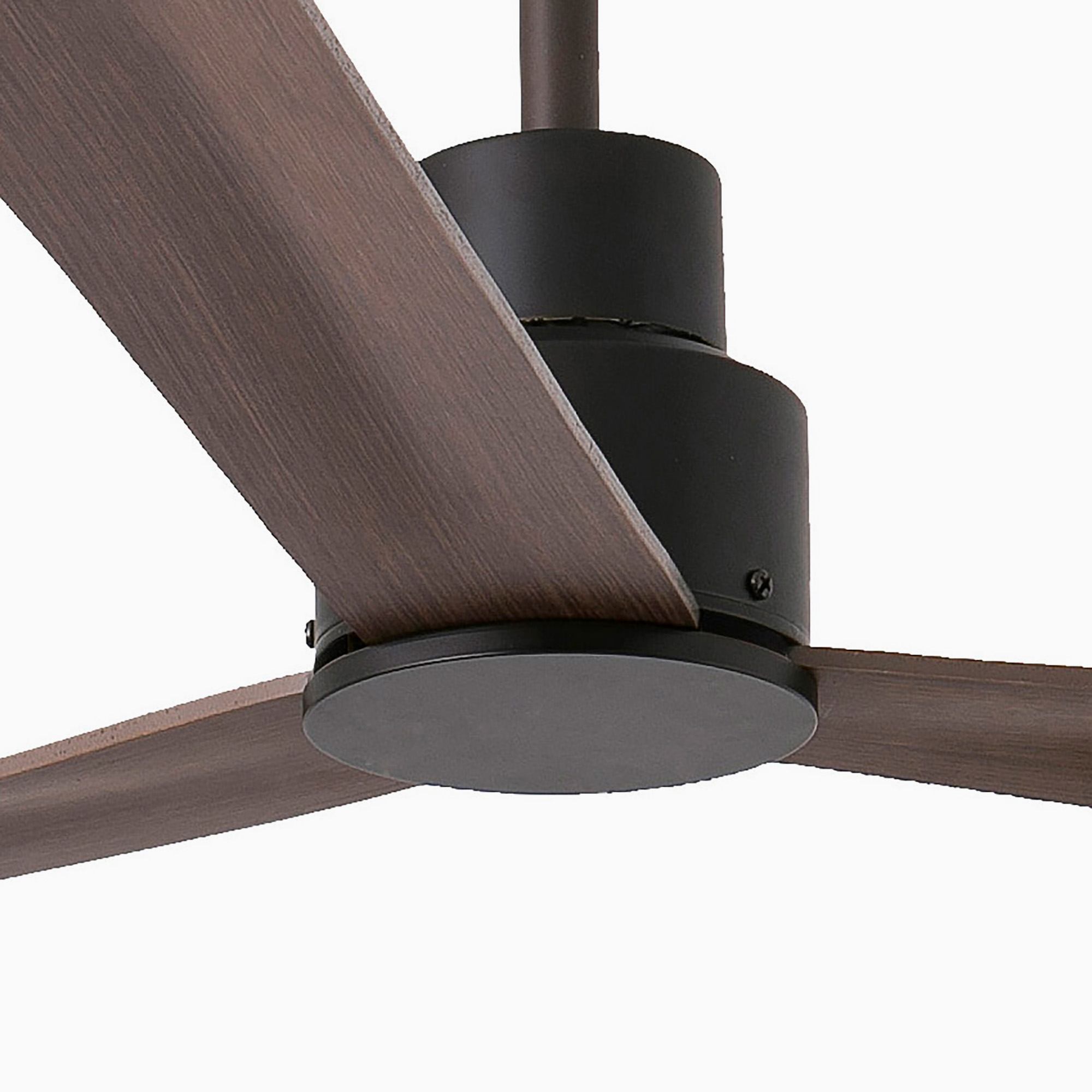 Ventilatore a soffitto con tre pale in legno, motore nero e finitura marrone scuro.
