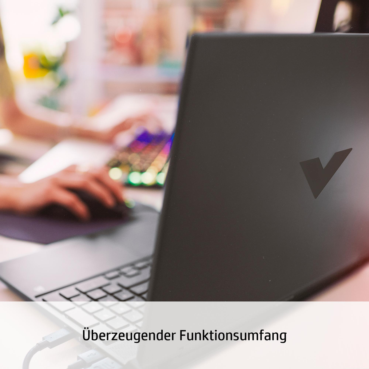 Nahaufnahme eines weißen kabellosen Ladegeräts, das seine Komponenten zeigt.