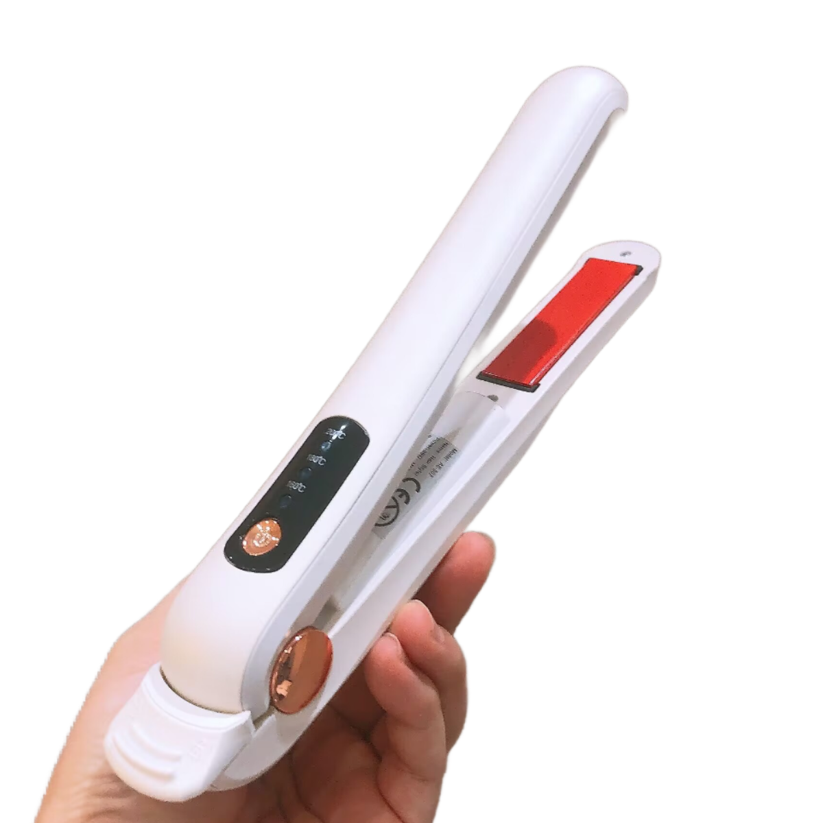 Weißer Haarglätter mit schwarzen Knöpfen und roten Heizplatten, gehalten von einer Hand.