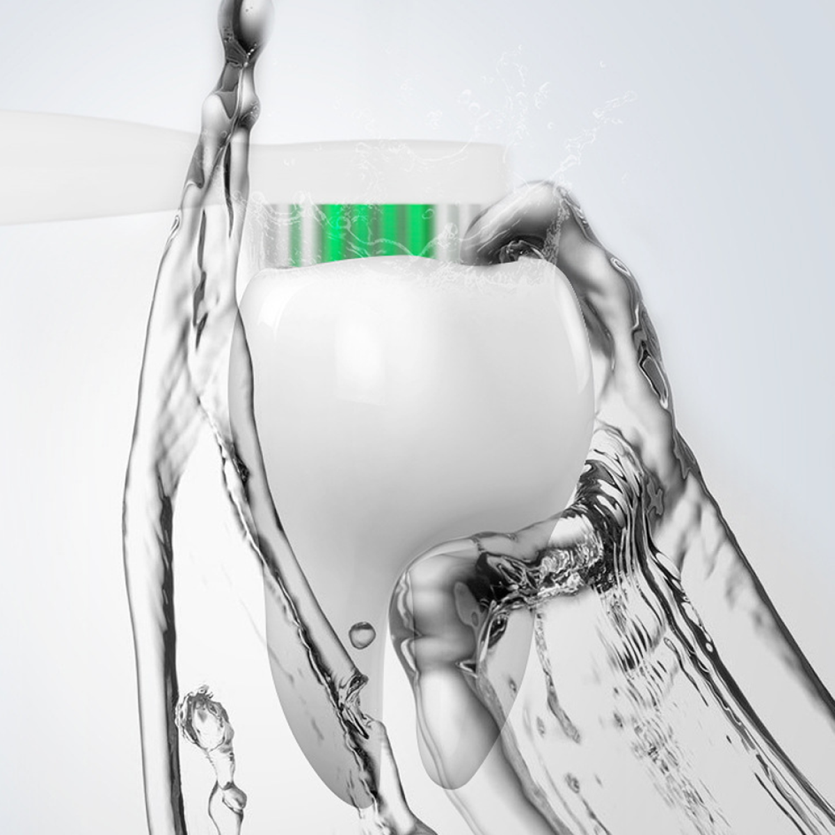 Zahnmodell, das von einer Zahnbürste mit Wasserspritzern gereinigt wird.