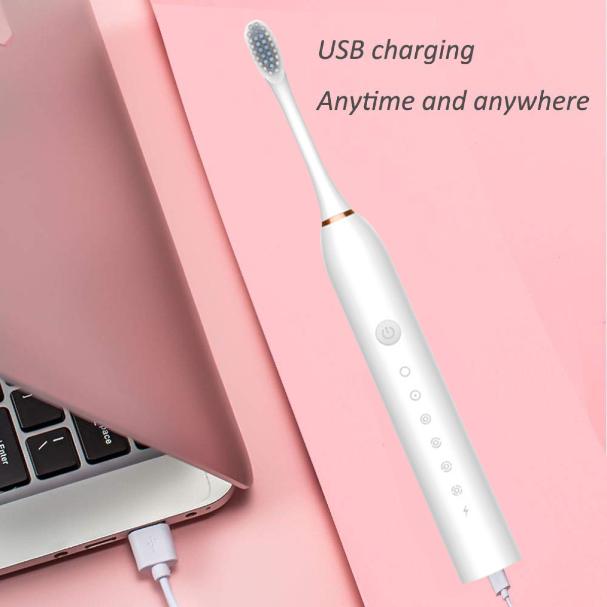 Eine weiße elektrische Zahnbürste, die von einem Laptop aufgeladen wird. Text sagt USB-Aufladung, jederzeit überall.