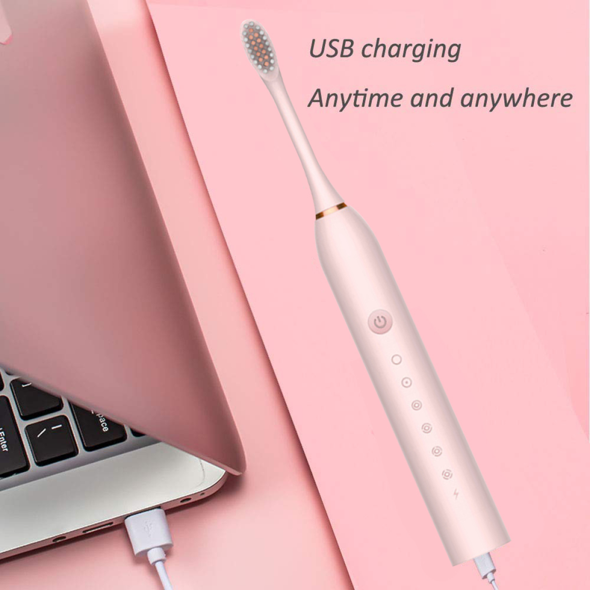 Eine rosa elektrische Zahnbürste, die über einen Laptop-USB-Anschluss geladen wird. Rosa Hintergrund mit Text.